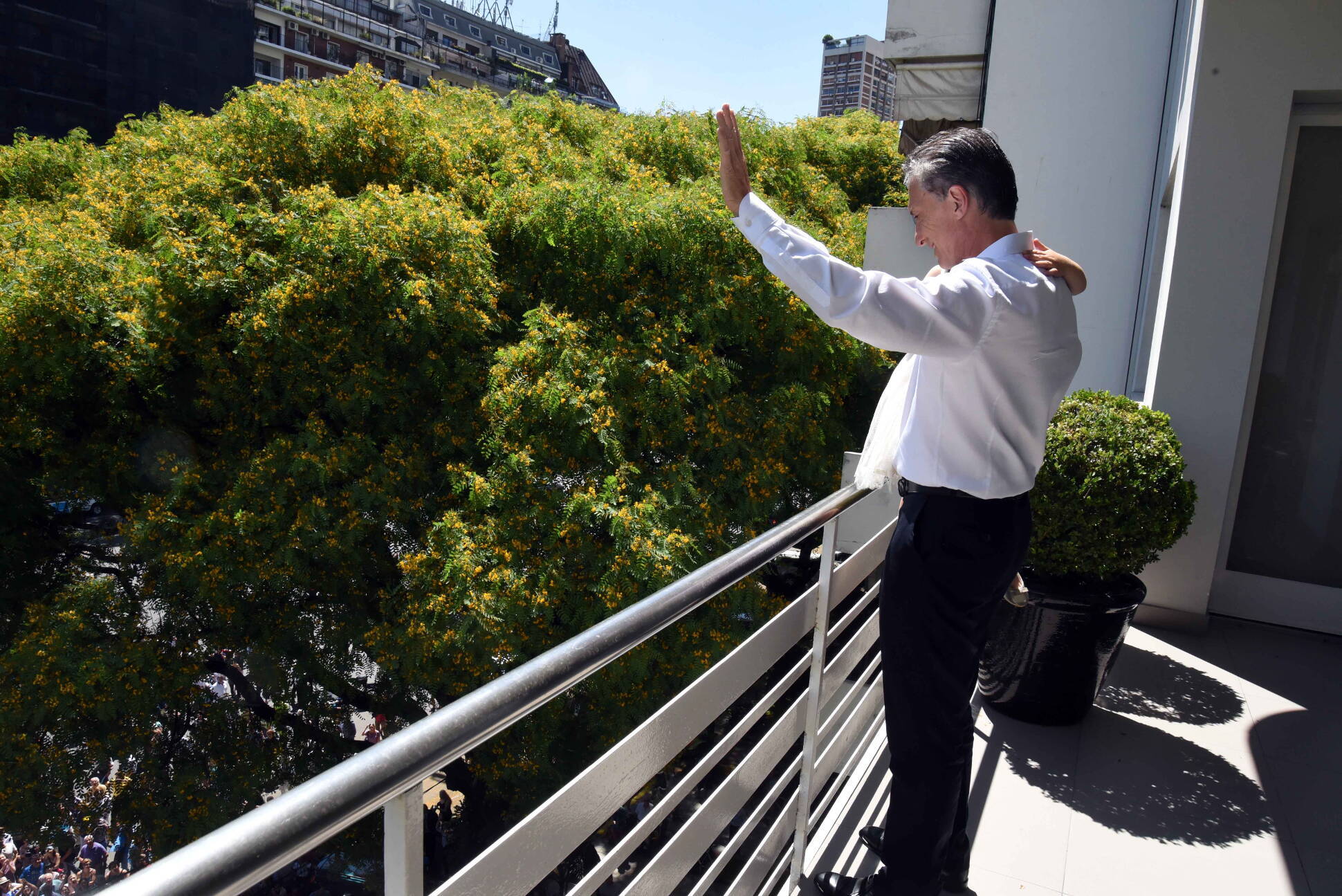 Mauricio Macri saluda desde su departamento