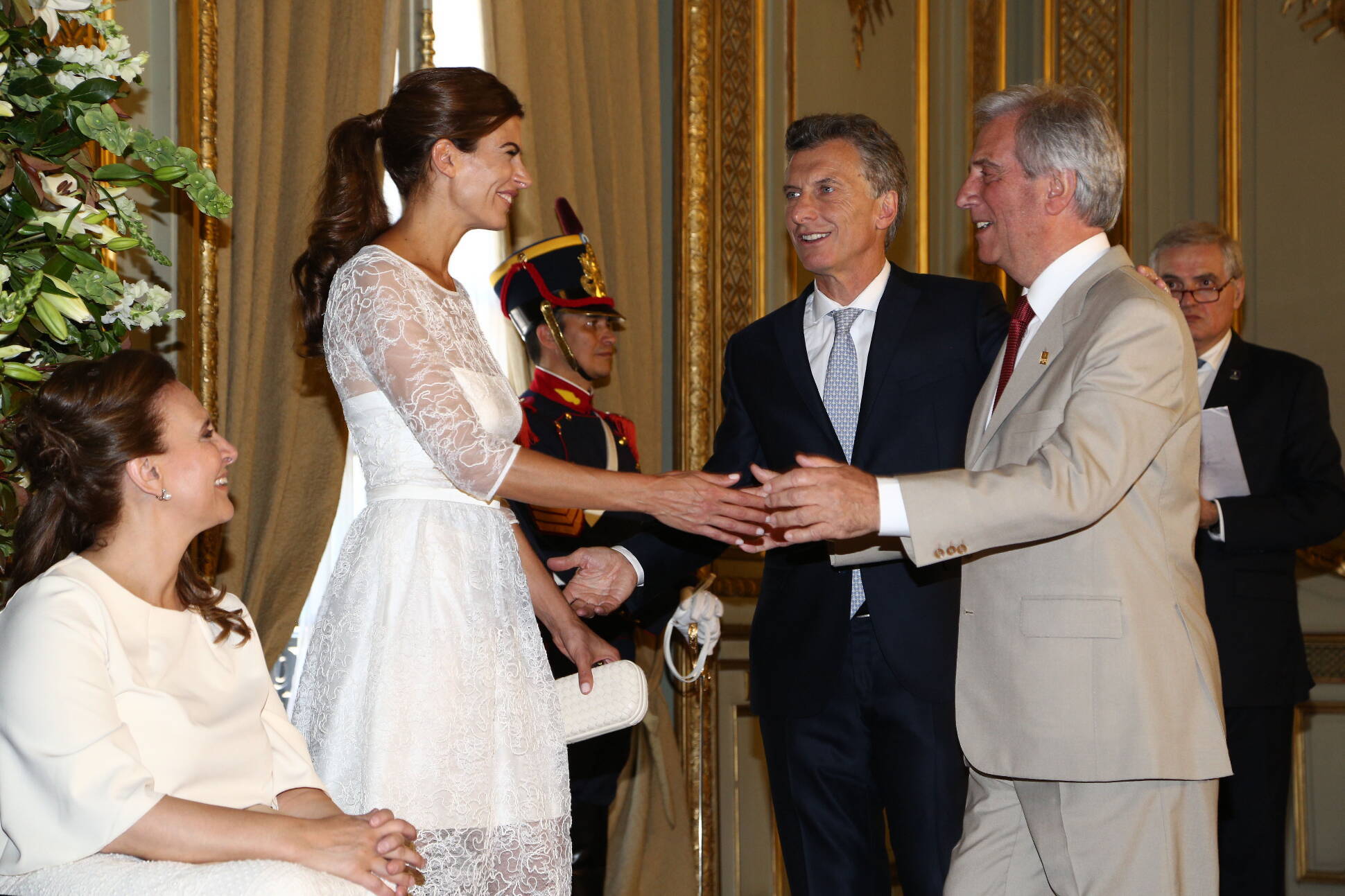 Mauricio Macri, Juliana Awada y Gabriela Michetti junto a Tabaré Vázquez