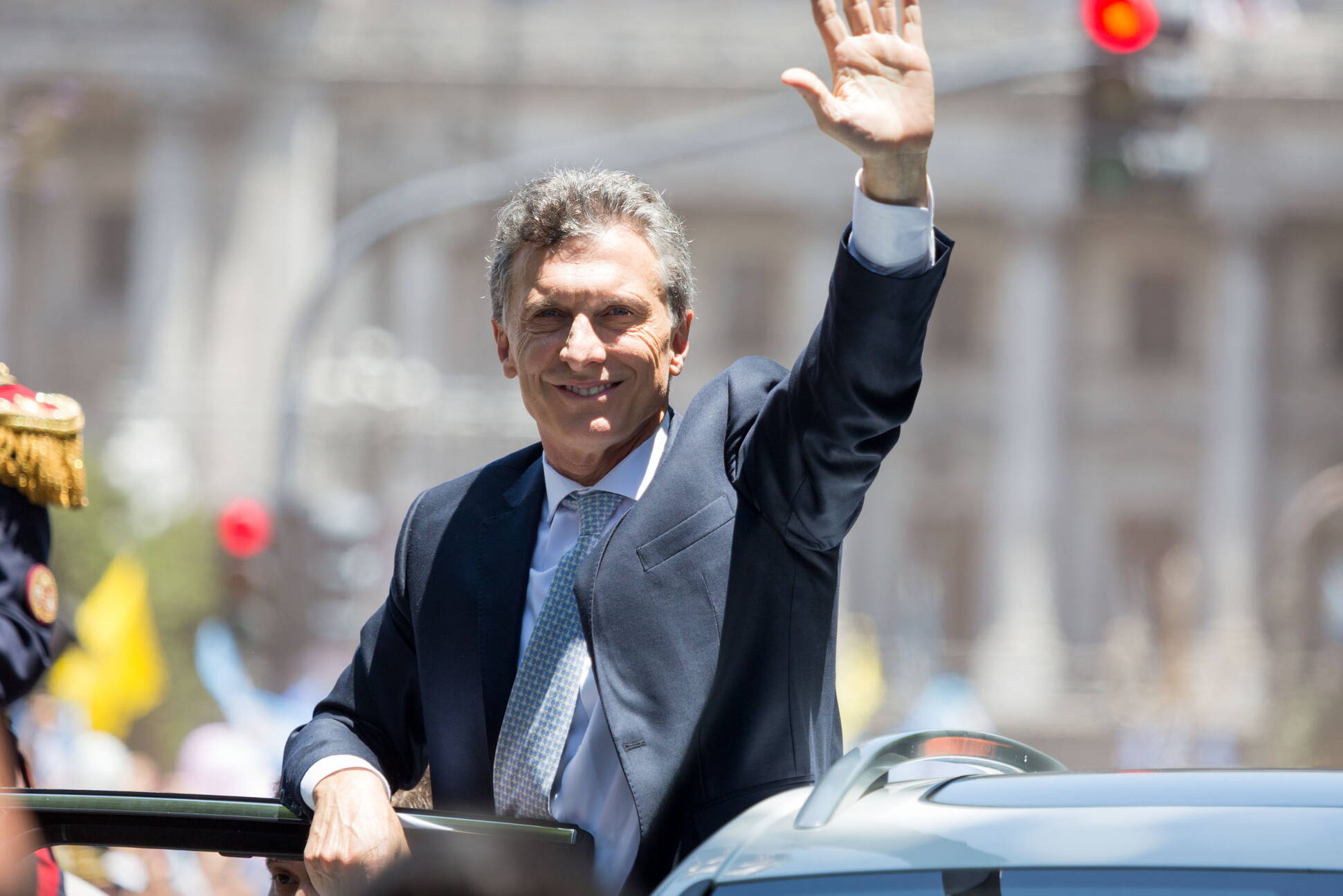 Mauricio Macri saluda a la multitud