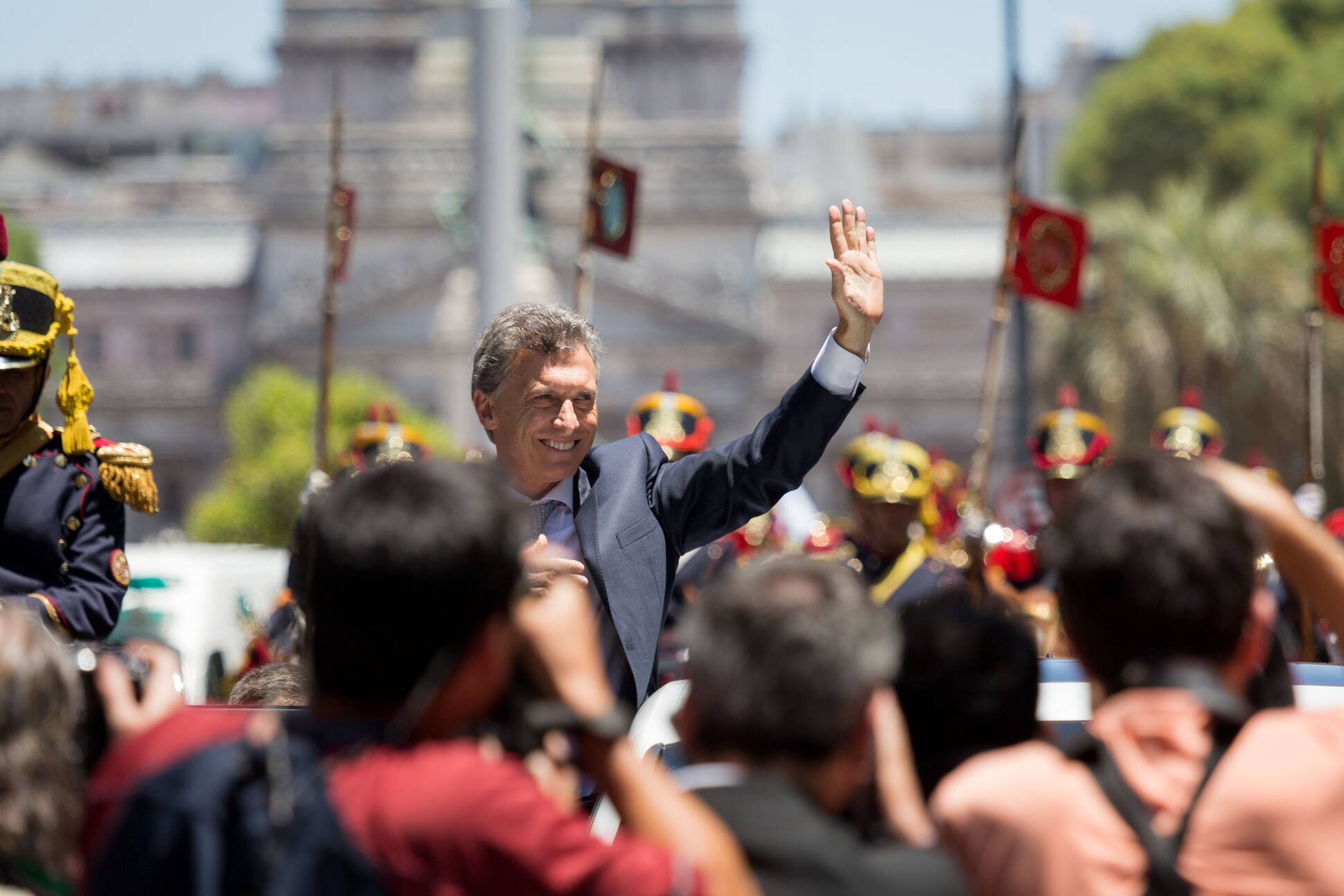 Mauricio Macri saluda a la multitud