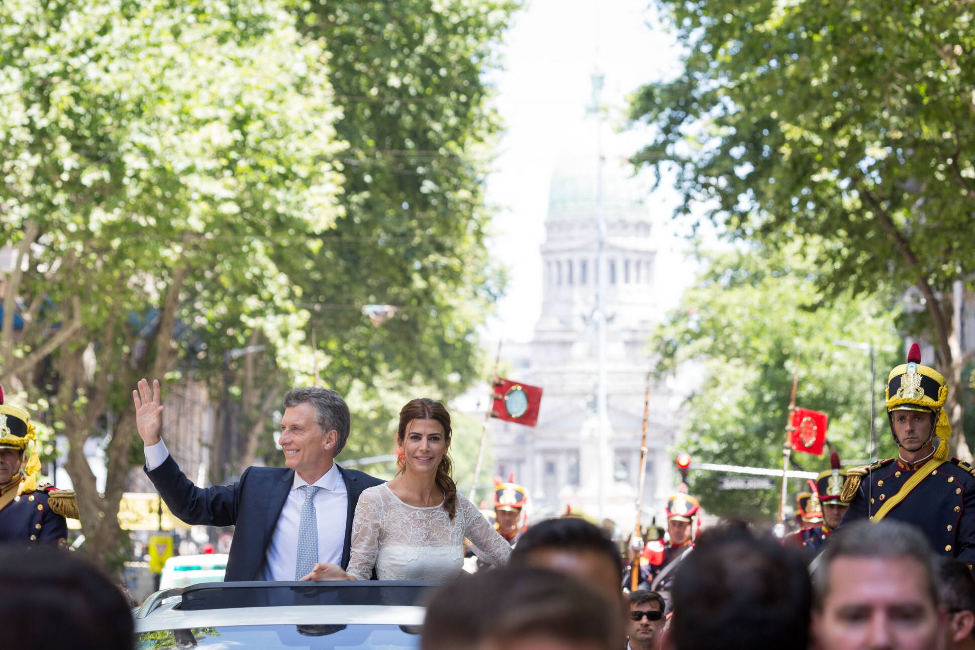 Mauricio Macri y Juliana Awada saludan a la multitud