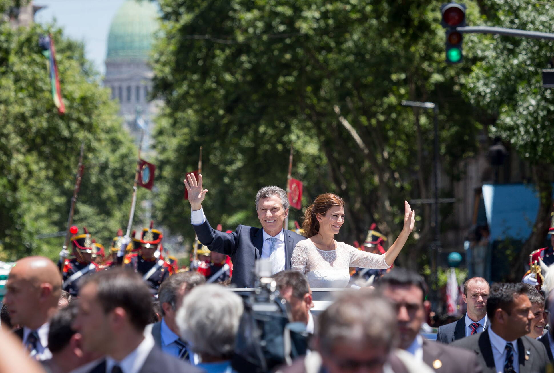 Mauricio Macri y Juliana Awada saludan a la multitud