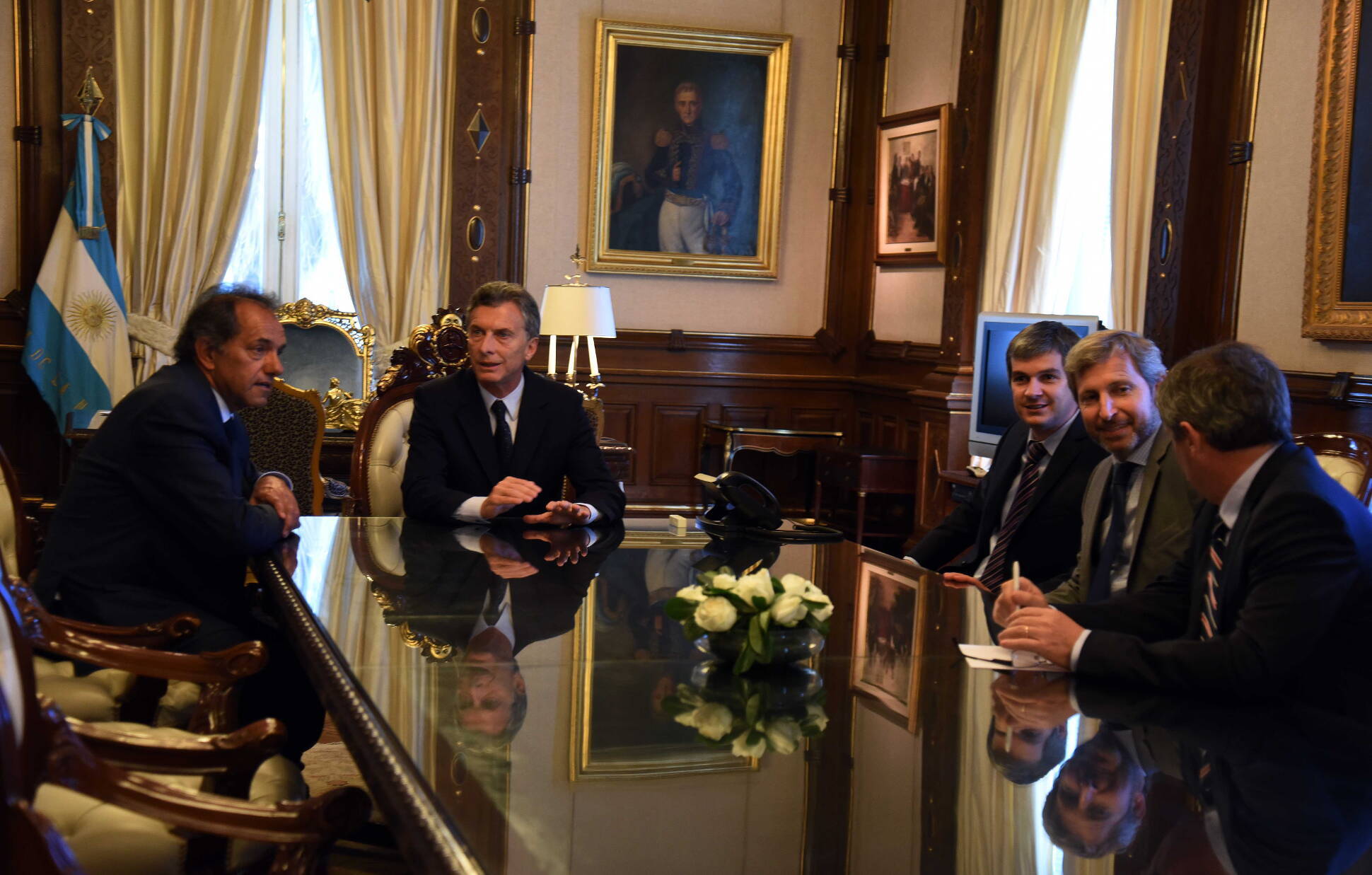 El Presidente, acompañado de su colaboradores, recibió a Daniel Scioli.
