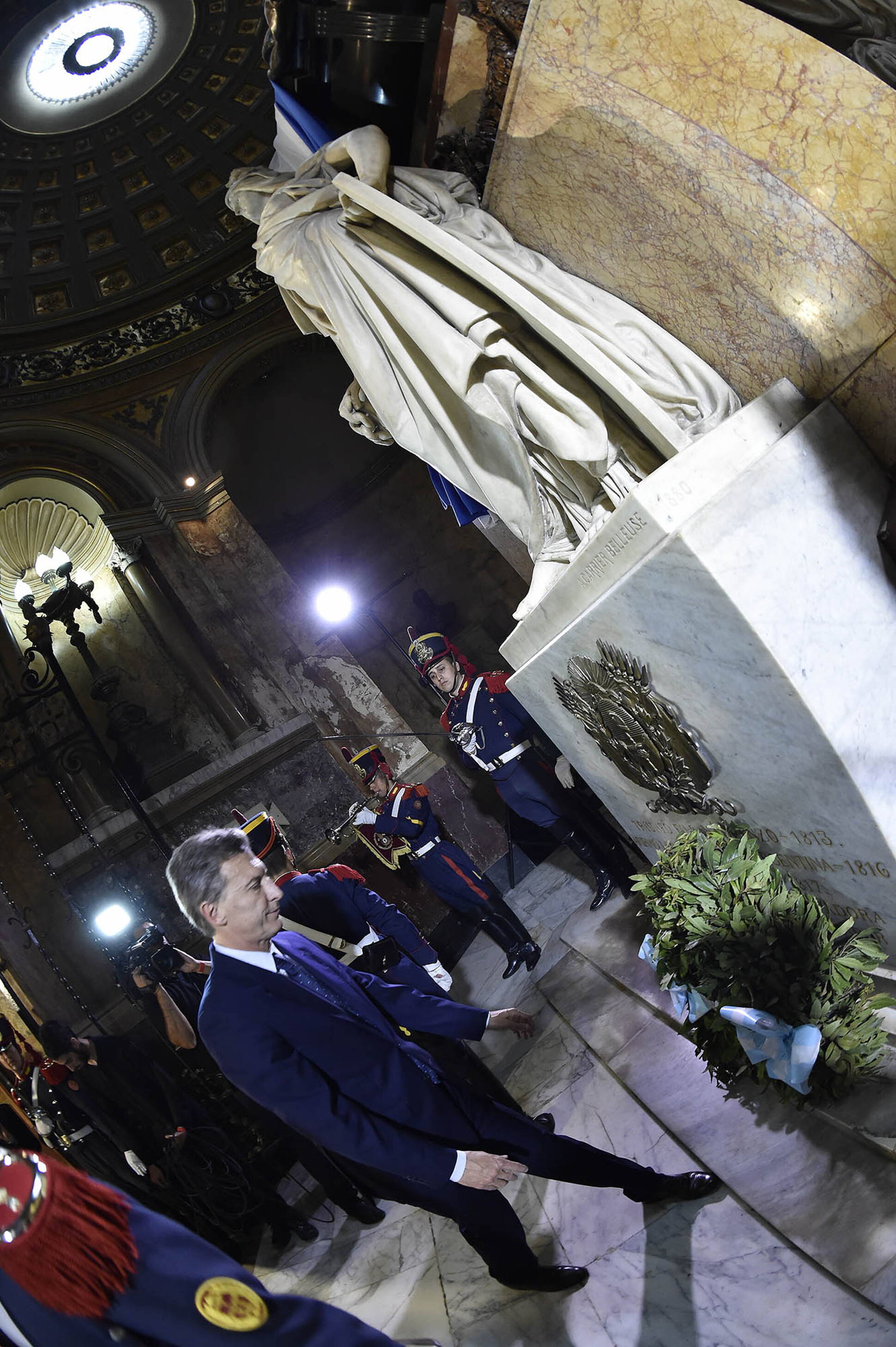 Mauricio Macri frente a la tumba del Gral. San Martín en la Catedral