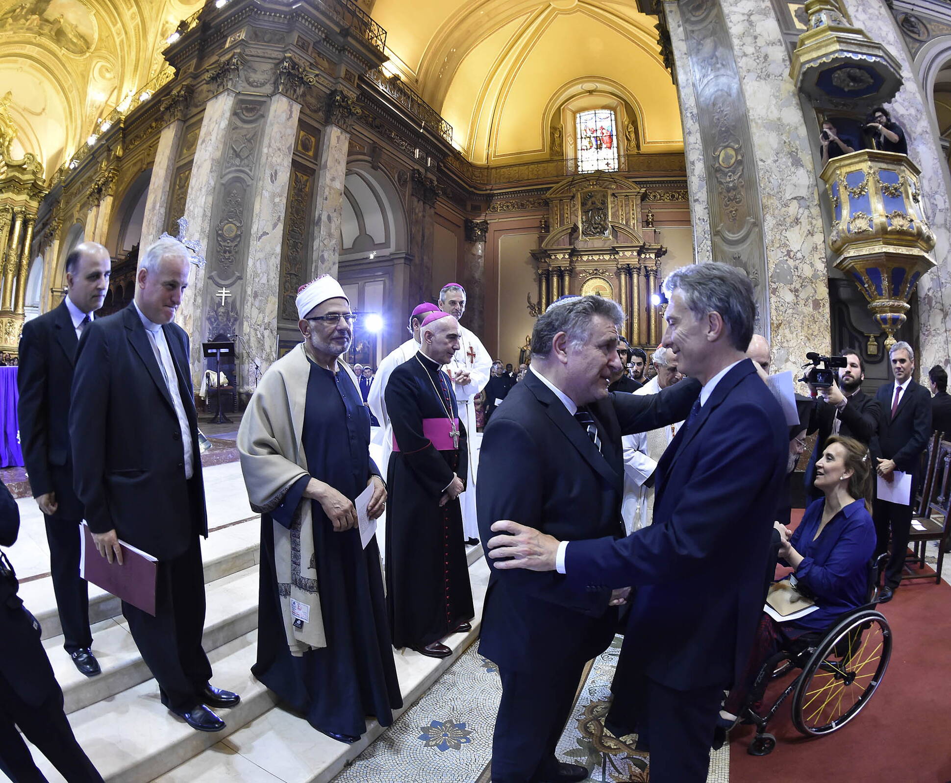 Mauricio Macri y Gabriela Michetti saludan a representantes de distintos credos