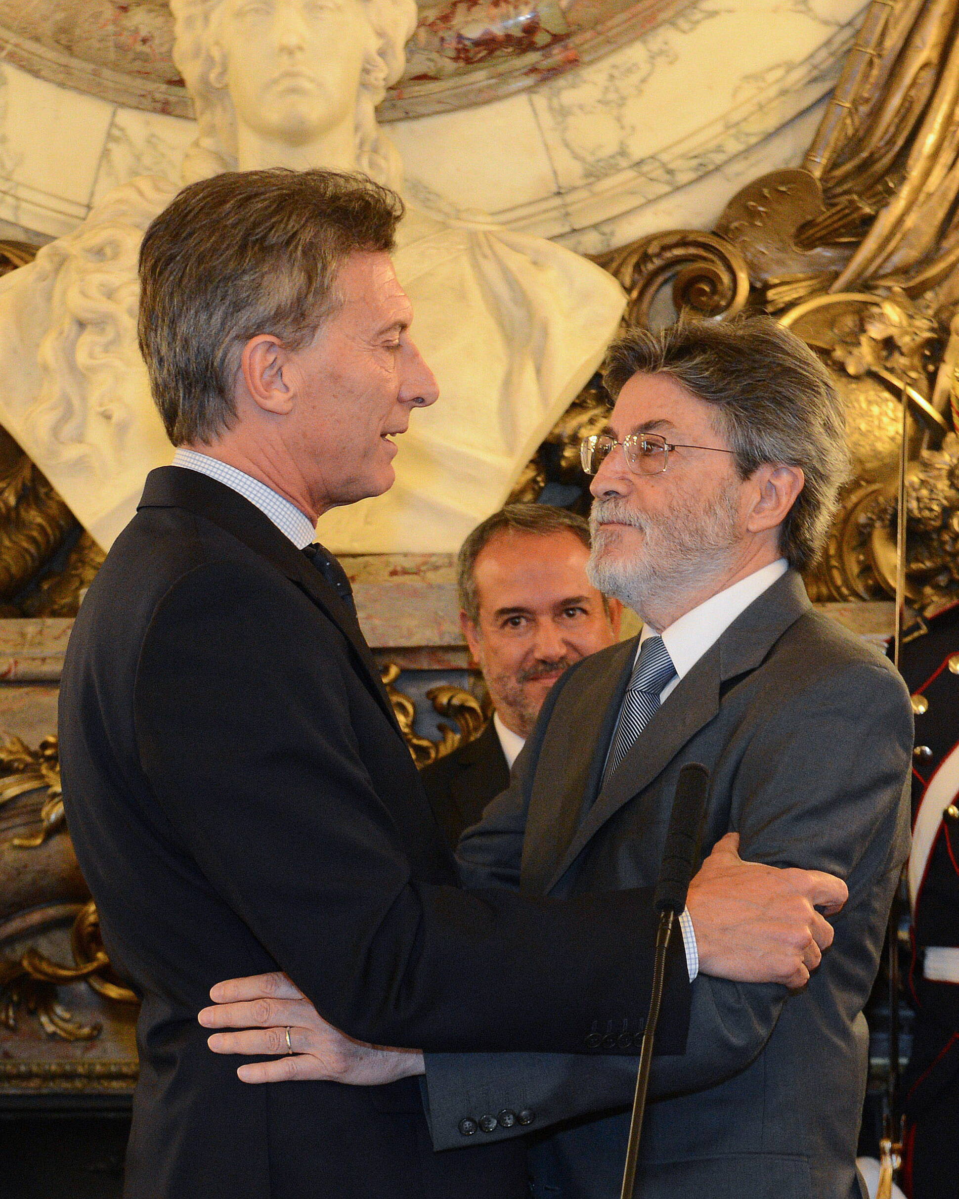 Mauricio Macri saluda a Alberto Abad