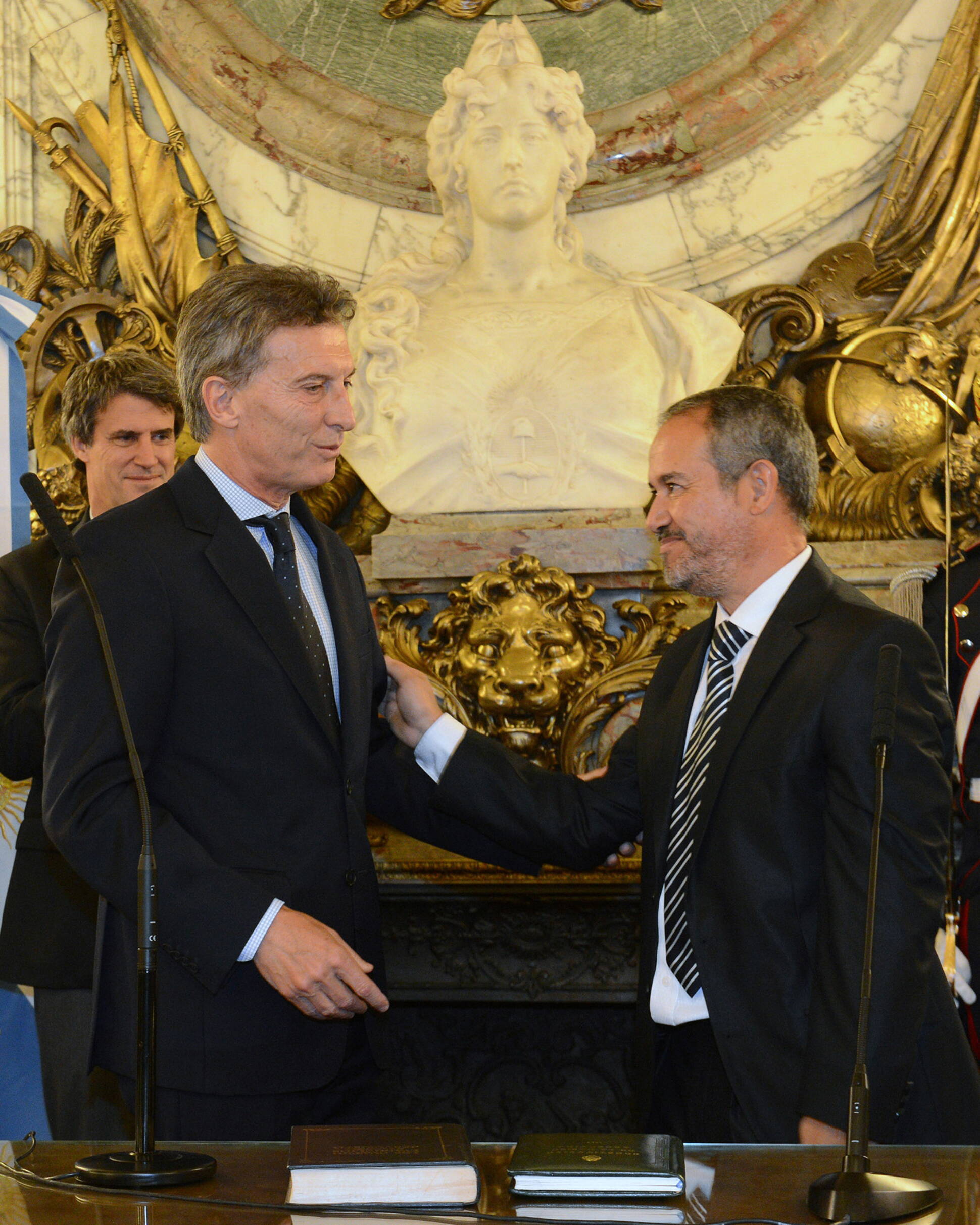 Mauricio Macri saluda a Roberto Moro