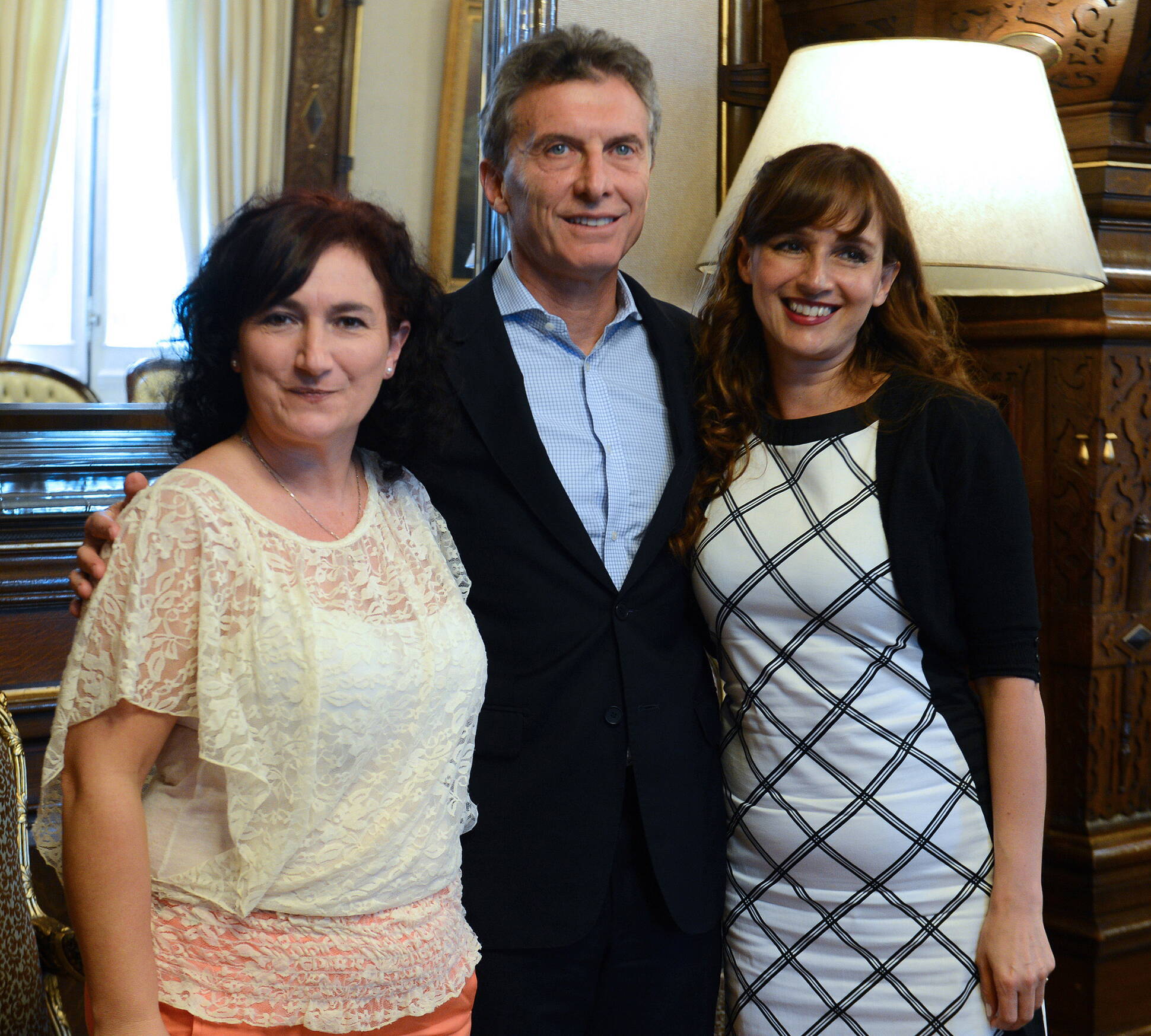 Mauricio Macri en su despacho, junto al ministro de Educación, Esteban Bullrich, a Graciana Goicoechandia y a Inés Bulacio,  maestras  seleccionadas para competir  por el premio internacional  Global Teacher Price, que distingue a un educador de todo el m