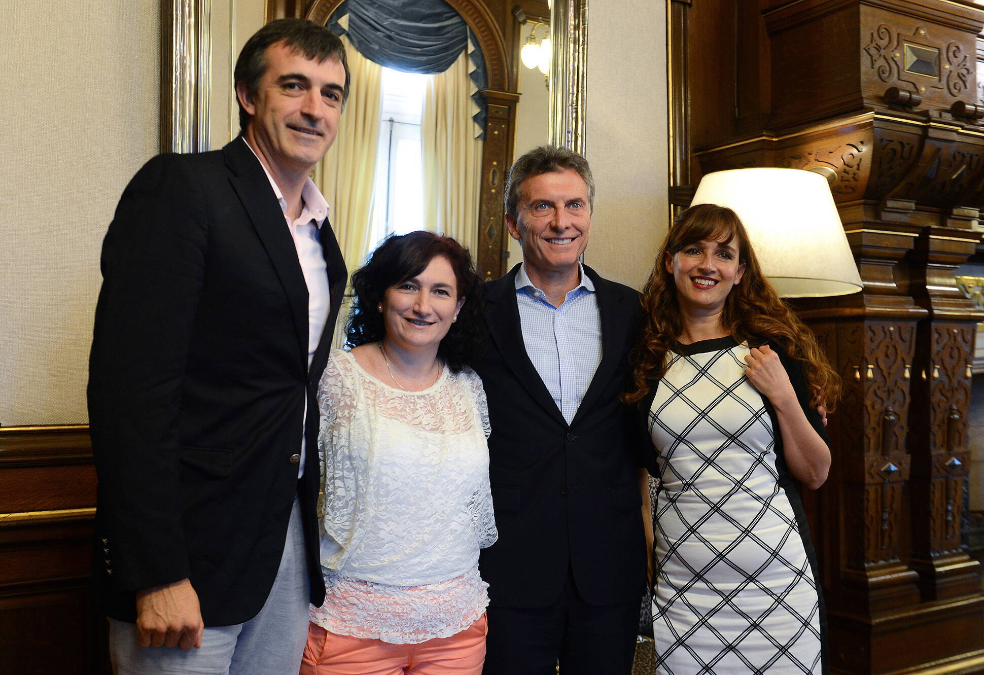 Mauricio Macri en su despacho, junto al ministro de Educación, Esteban Bullrich, a Graciana Goicoechandia y a Inés Bulacio,  maestras  seleccionadas para competir  por el premio internacional  Global Teacher Price, que distingue a un educador de todo el m