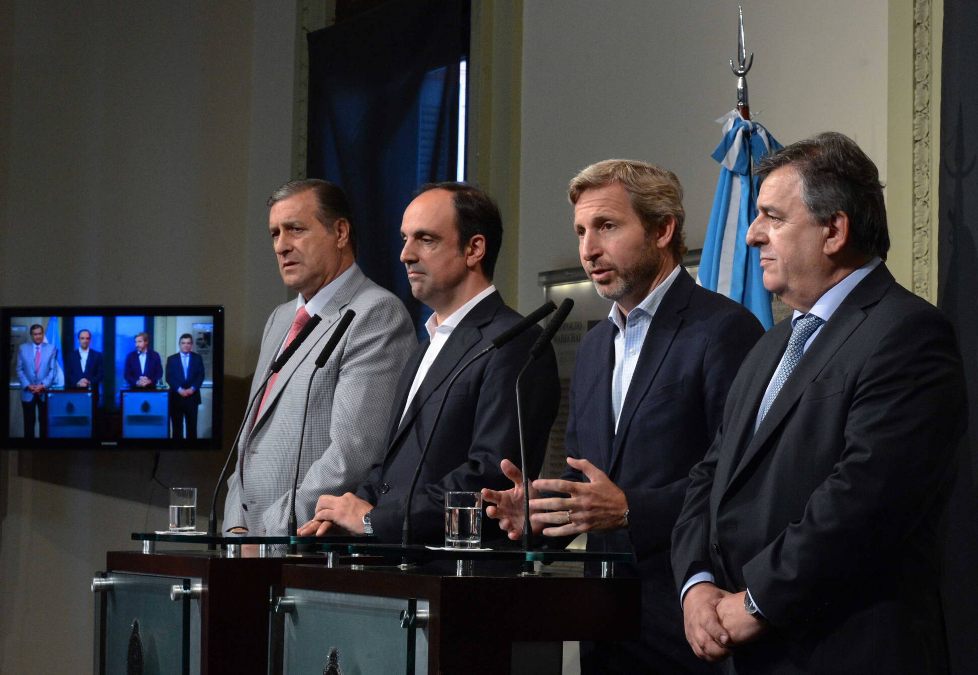 El ministro de Interior, Rogelio Frigerio, ofrece una conferencia de prensa en Casa Rosada junto a las nuevas autoridades de la UCR.