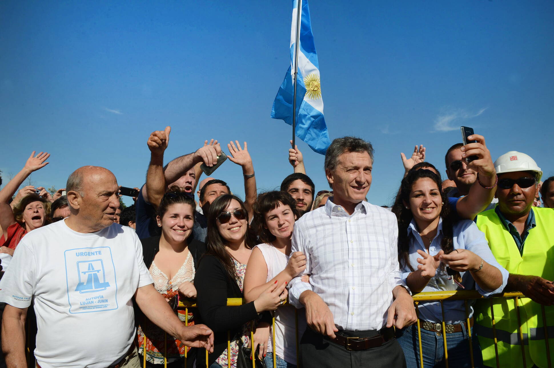 El presidente Mauricio Macri anunció  la reanudación de las obras de construcción de la Autovía 7 en el tramo Luján-Junín. 