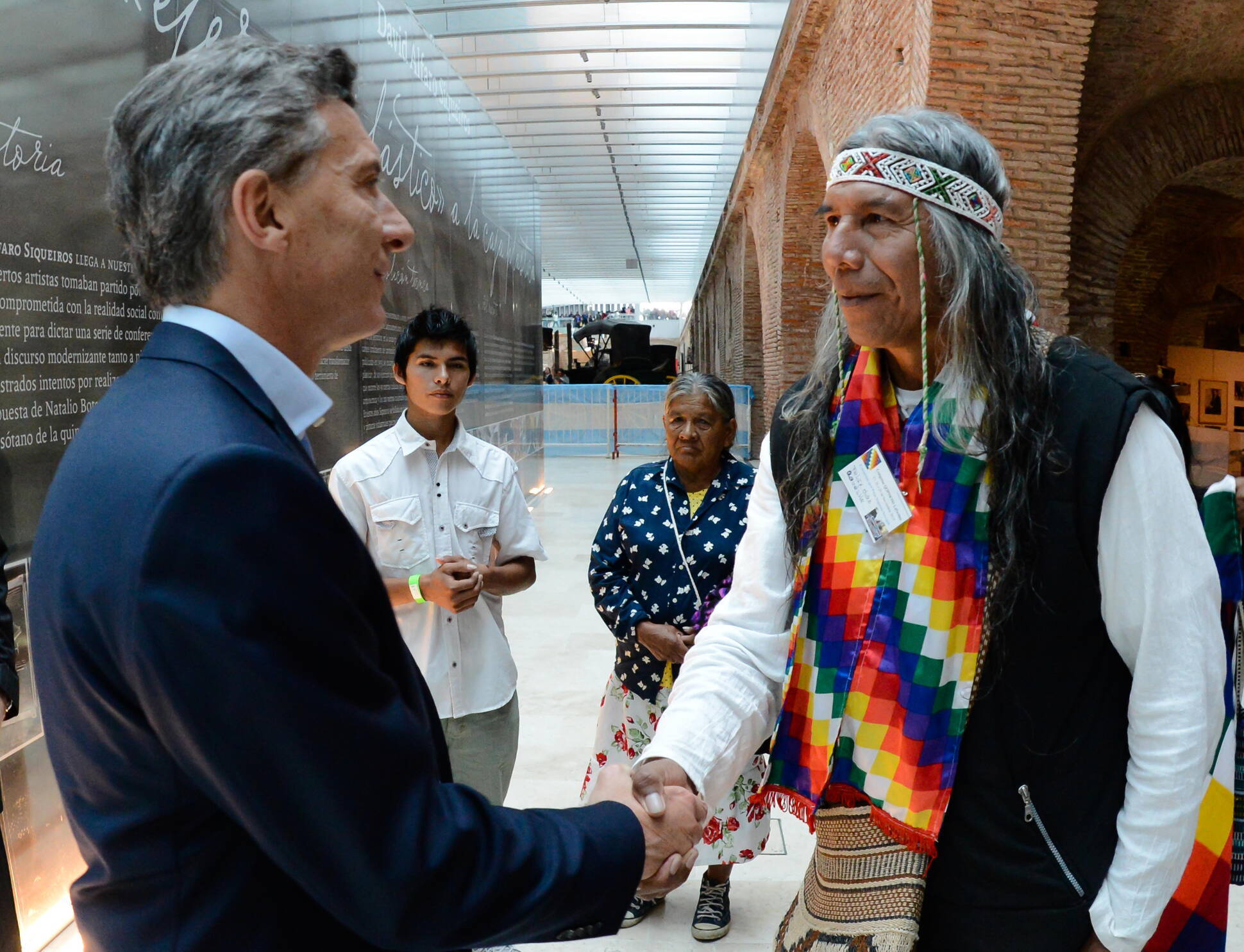 El presidente Mauricio Macri  se reunió con representantes de pueblos originarios en el Museo del Bicentenario de la Casa Rosada.