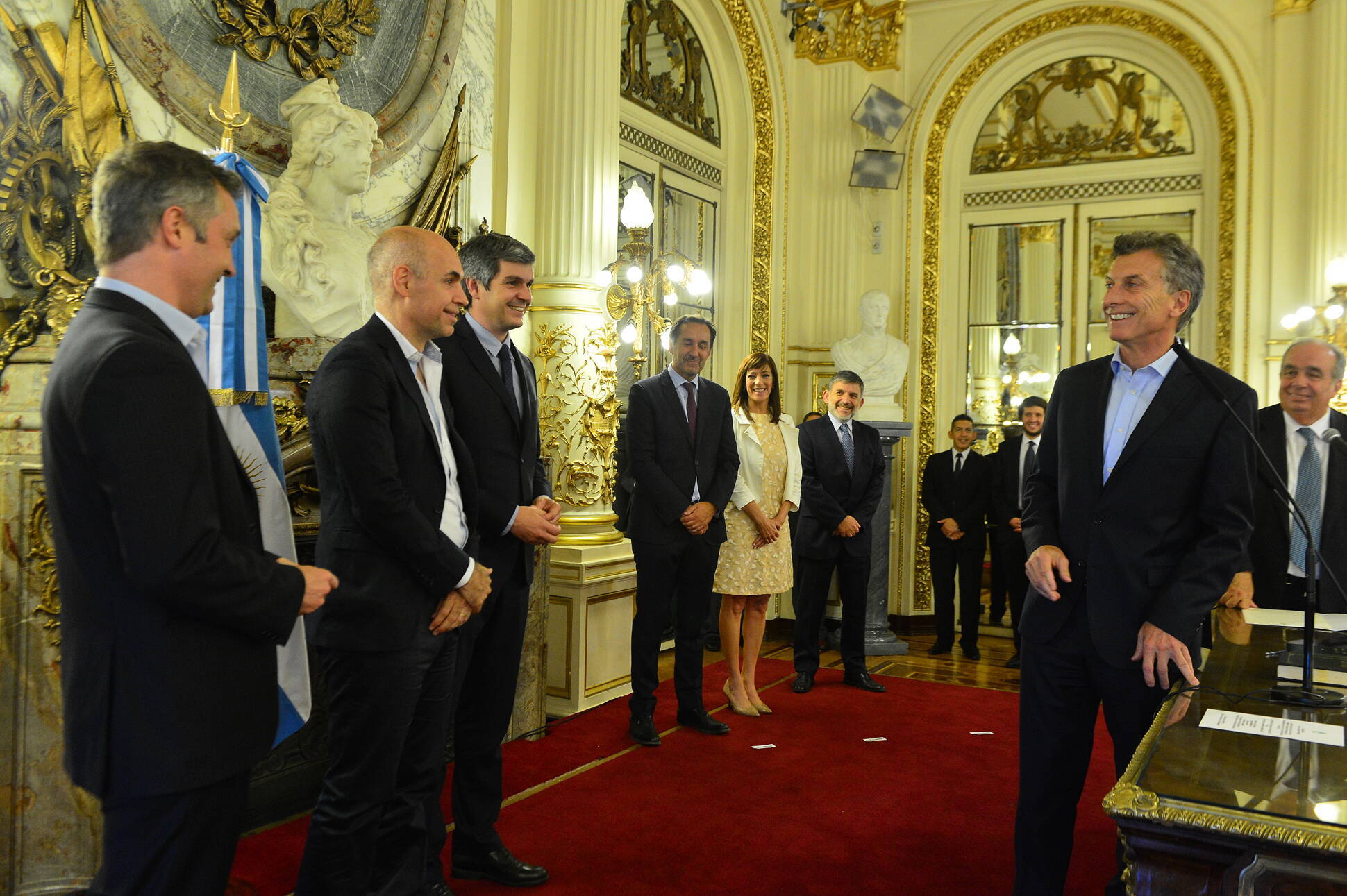 Mauricio Macri, Marcos Peña y Fernando de Andreis, junto a los nuevos funcionarios