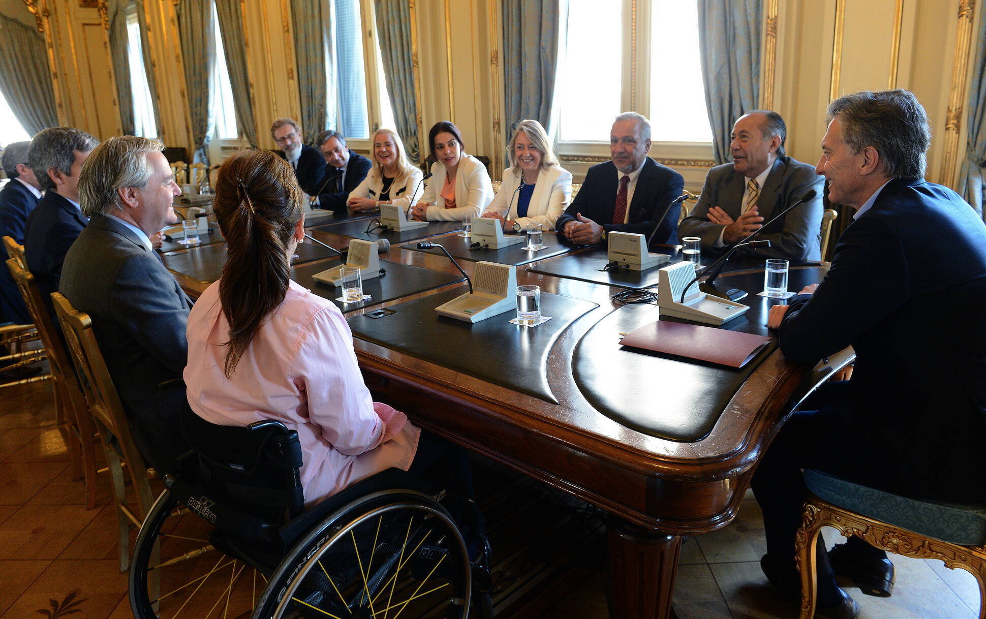El Presidente con senadores de diversas fuerzas políticas, en el Salón Norte de Casa Rosada.