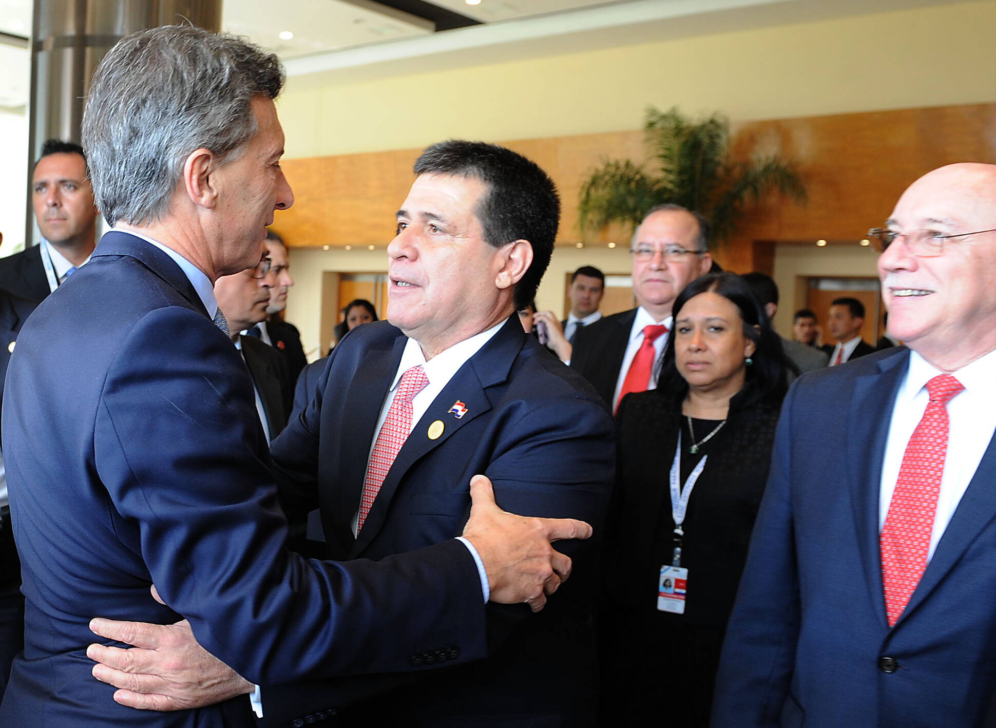 Mauricio Macri saluda a Horacio Cartes en la 49° Cumbre del Mercosur.