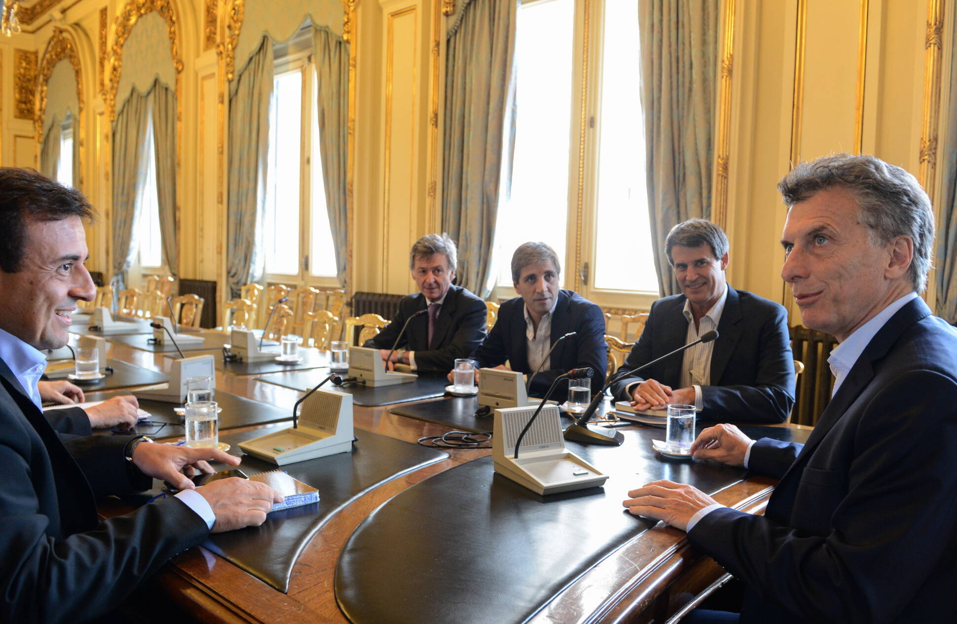 Mauricio Macri, Alfonso Prat Gay y funcionarios en Casa de Gobierno