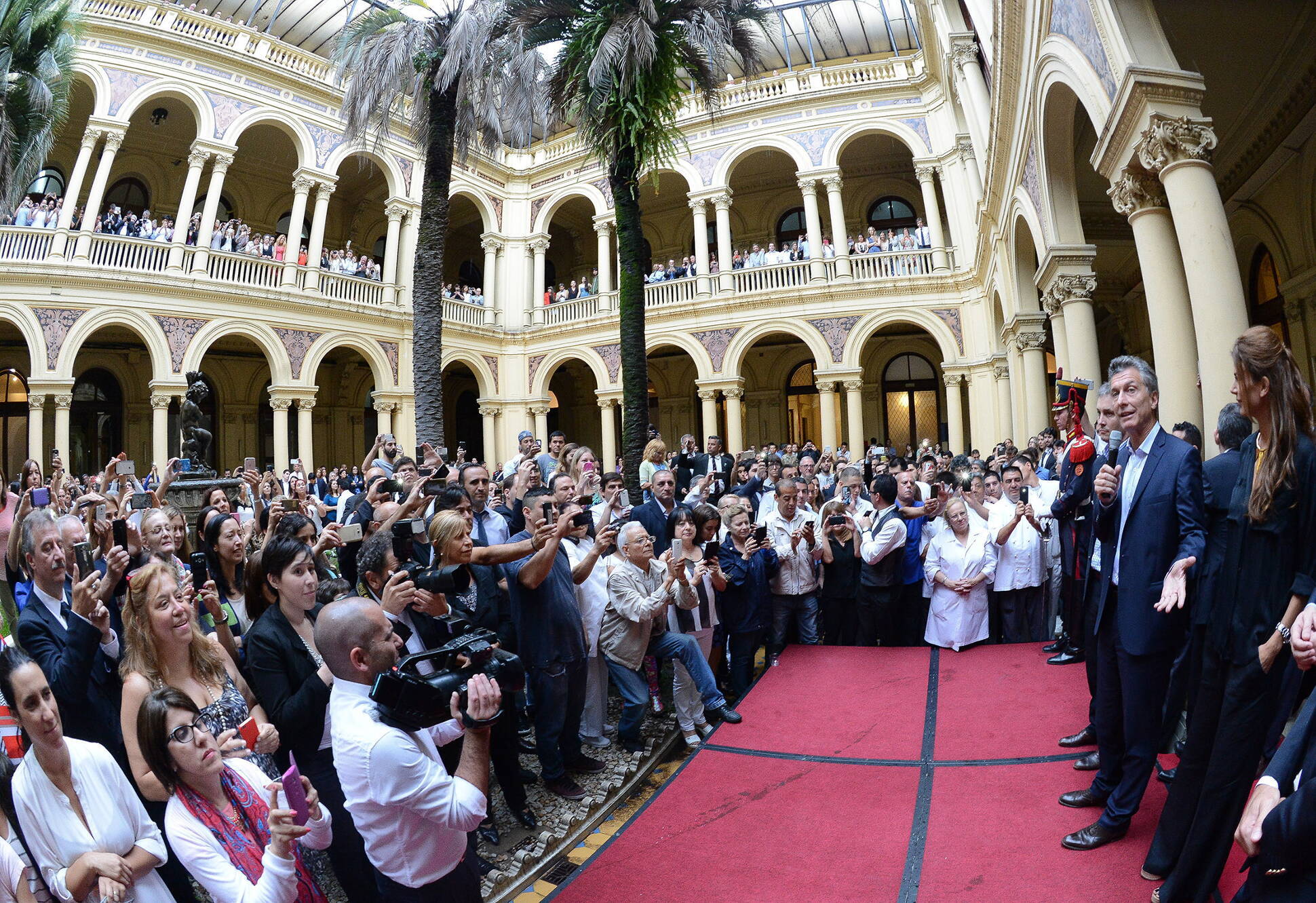 El Presidente compartió un brindis con los trabajadores de la Casa Rosada, con motivo de la celebrac