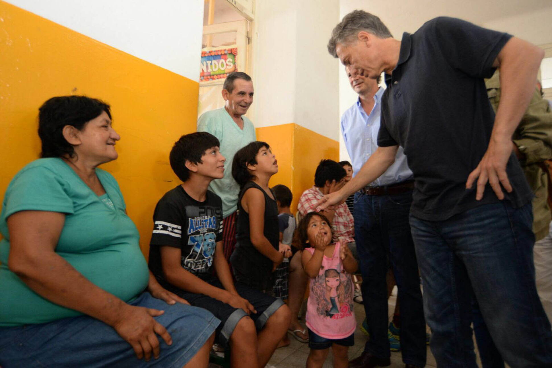 Mauricio Macri recorre las zonas inundadas dy visita un centro de evacuados junto al gobernador de la Provincia, Gustavo Bordet.