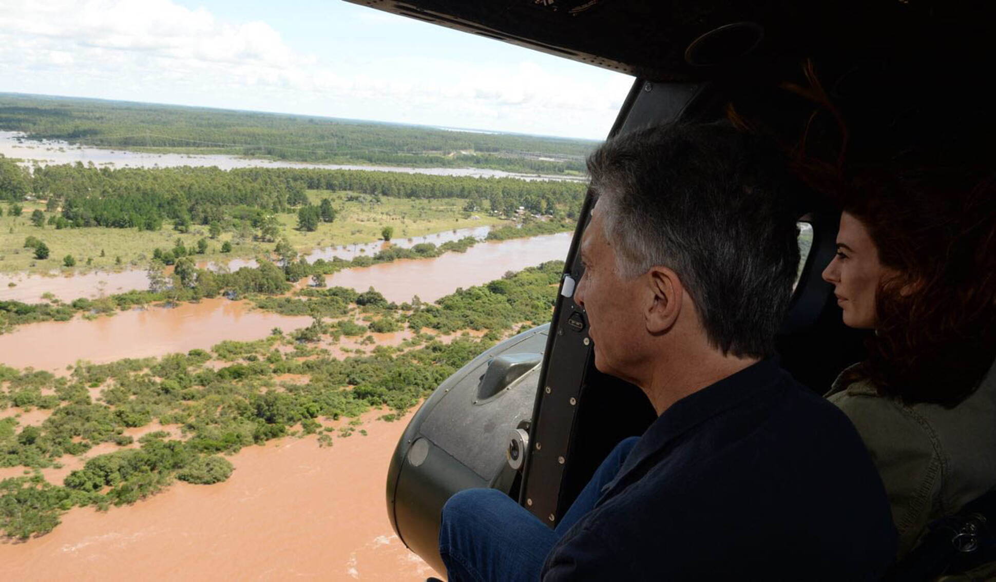 El Presidente sobrevuela áreas inundadas
