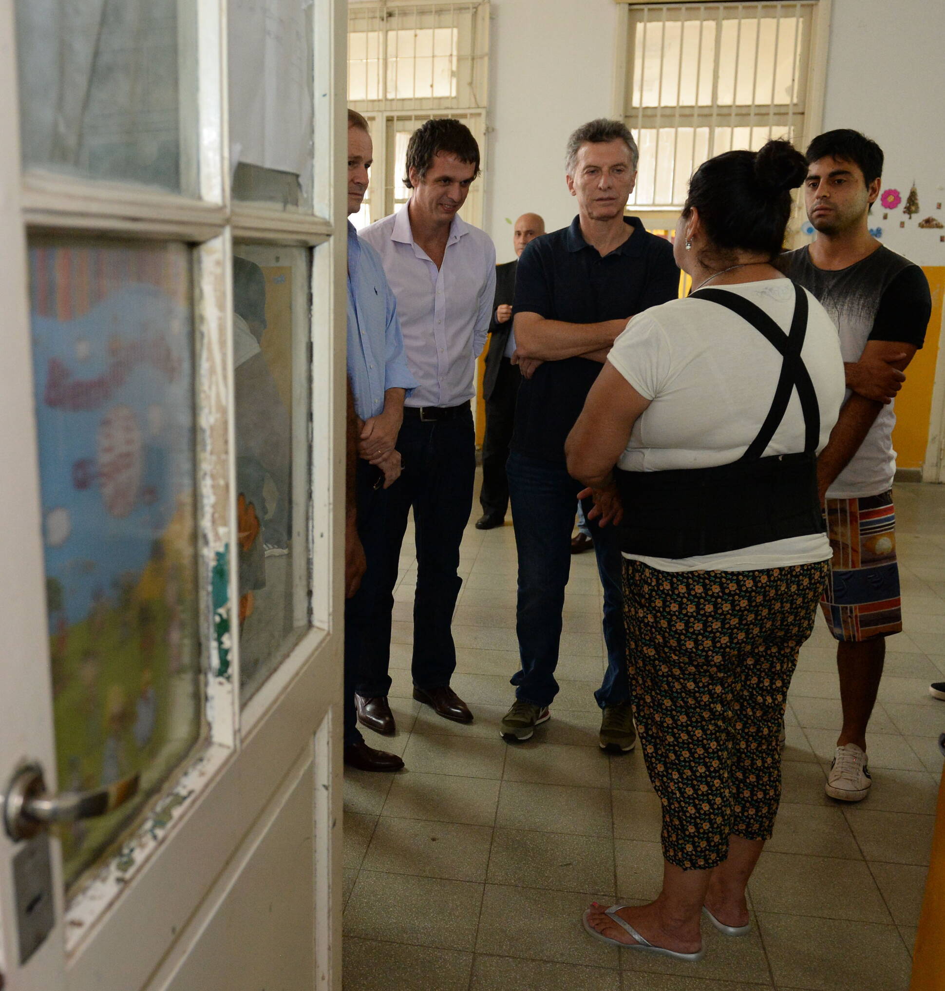 El Presidente  al recorrer los centros de evacuados fue recibido con afecto y prometió ayuda del Estado a los damnificados.