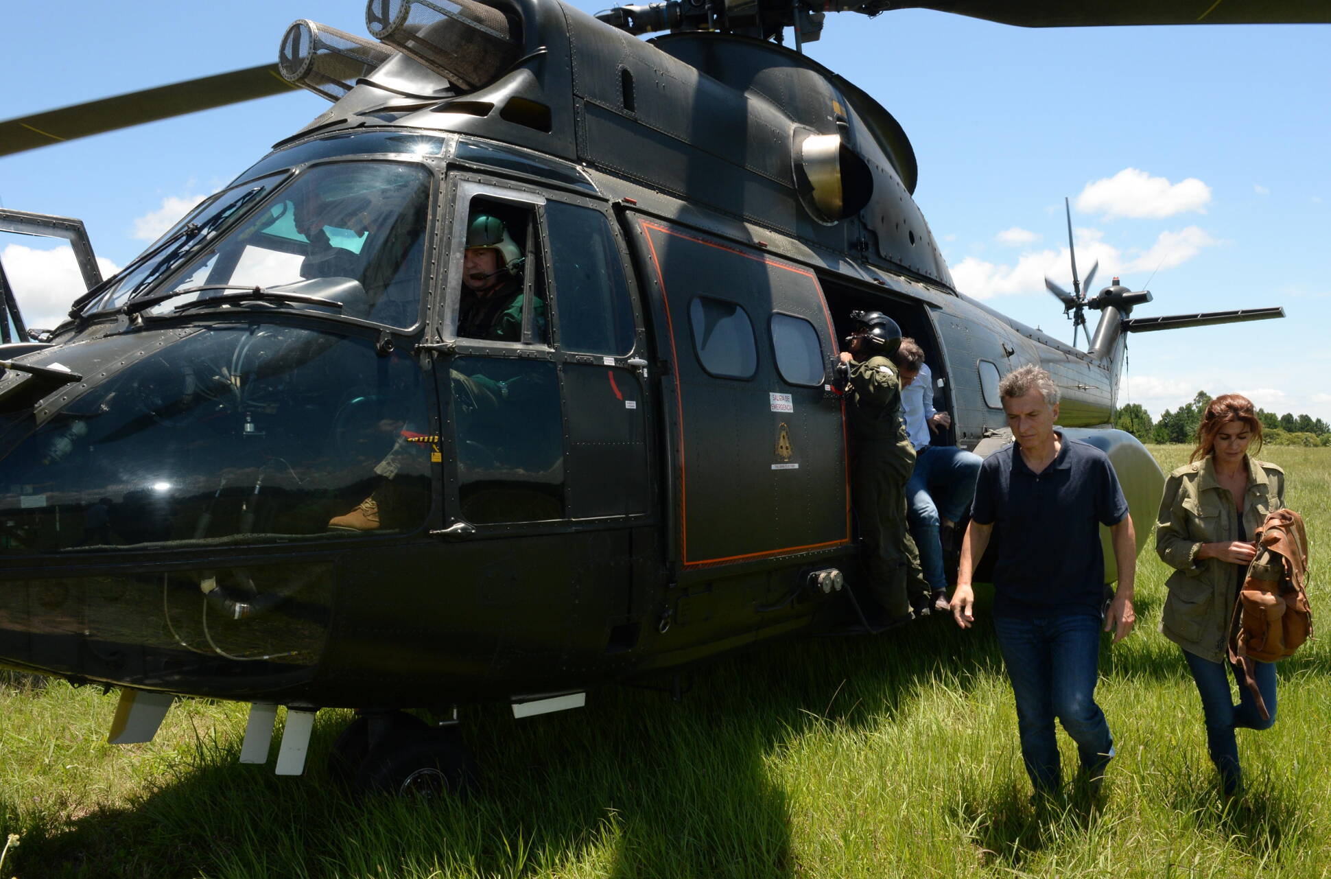 El Presidente y su esposa, Juliana Awada, descienden del helicóptero que los llevó a recorrer las zonas inundadas de Concordia.
