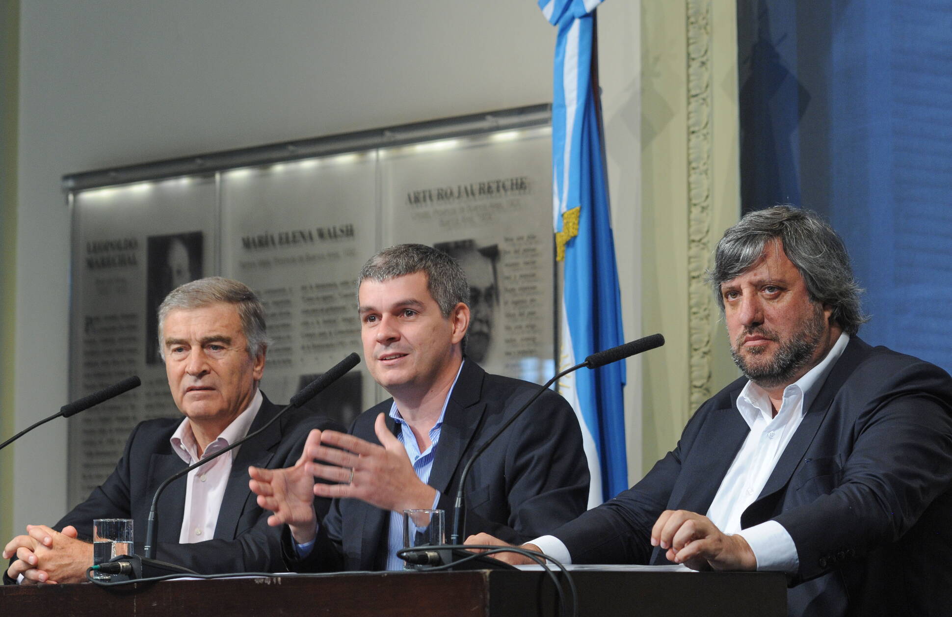 Marcos Peña, Oscar Aguad y Miguel de Godoy en Casa de Gobierno