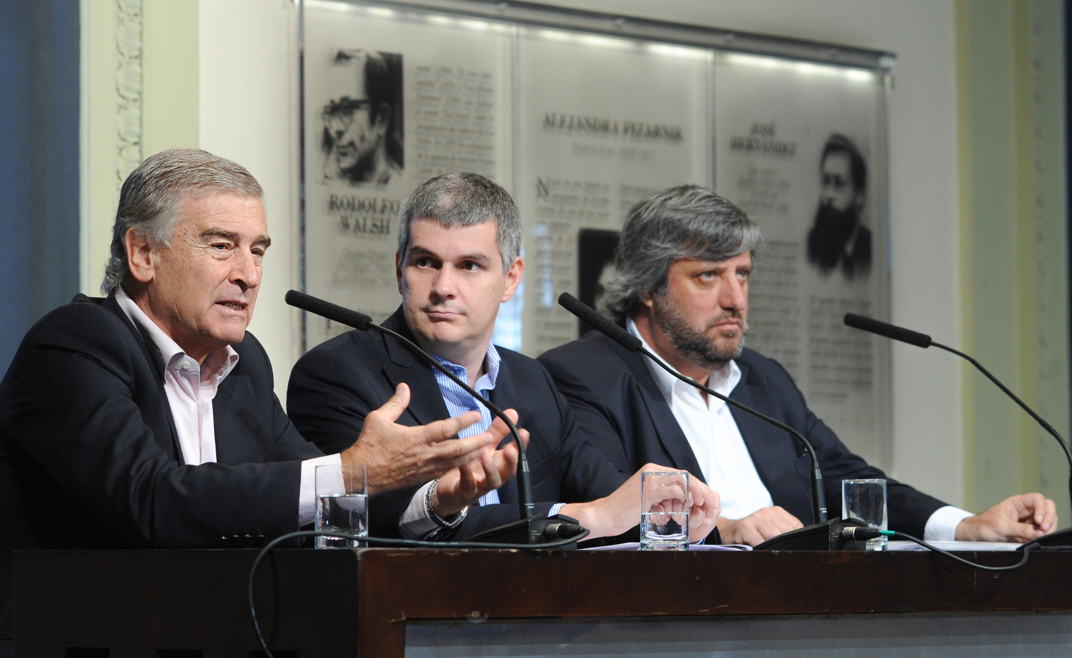 Marcos Peña, Oscar Aguad y Miguel de Godoy en Casa de Gobierno