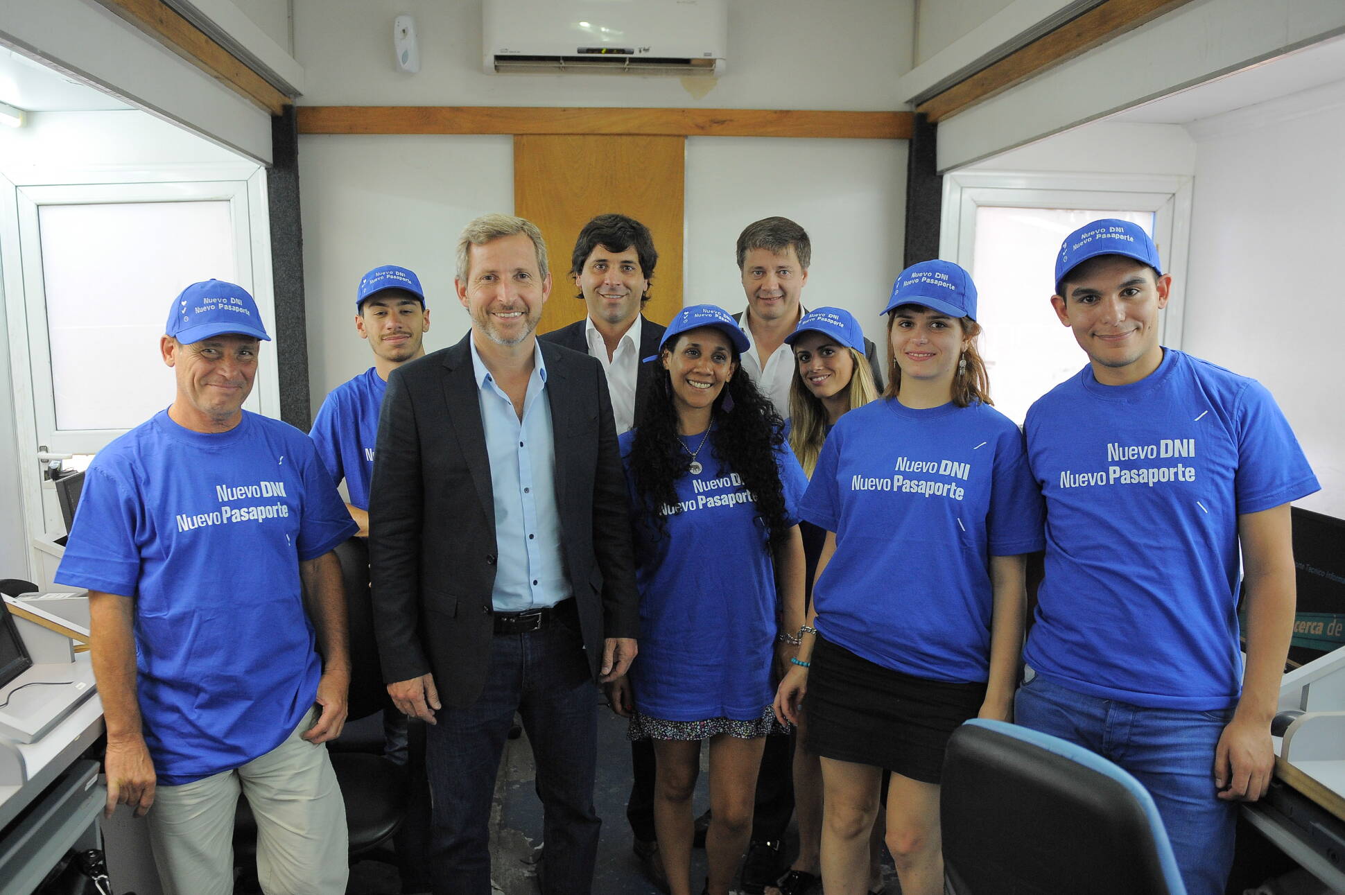 Rogelio Frigerio junto a trabajadores del área a su cargo