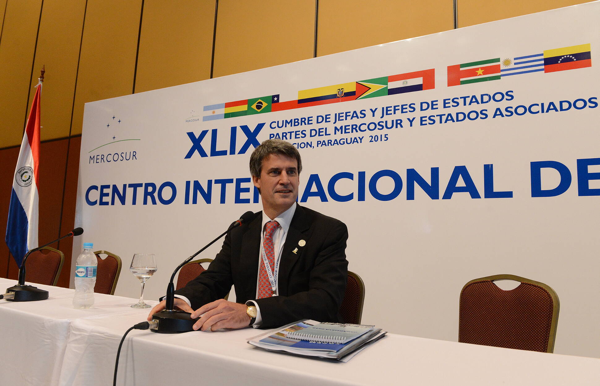 El ministro de Hacienda y Finanzas, Alfonso Prat Gay, ofrece una conferencia de prensa en el marco de la reunión del Mercosur en Paraguay