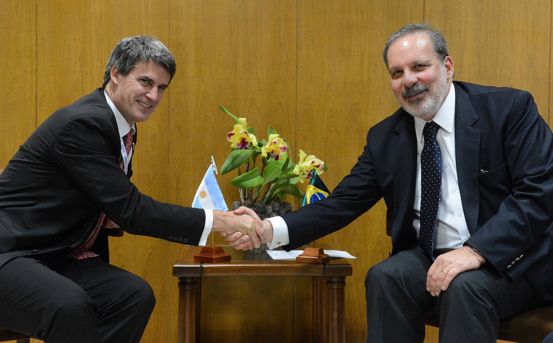 Alfonso Prat Gay junto al ministro de Desarrollo, Industria y Comercio Exterior de Brasil, Armando Monteiro, en la reunión del Mercosur en Paraguay