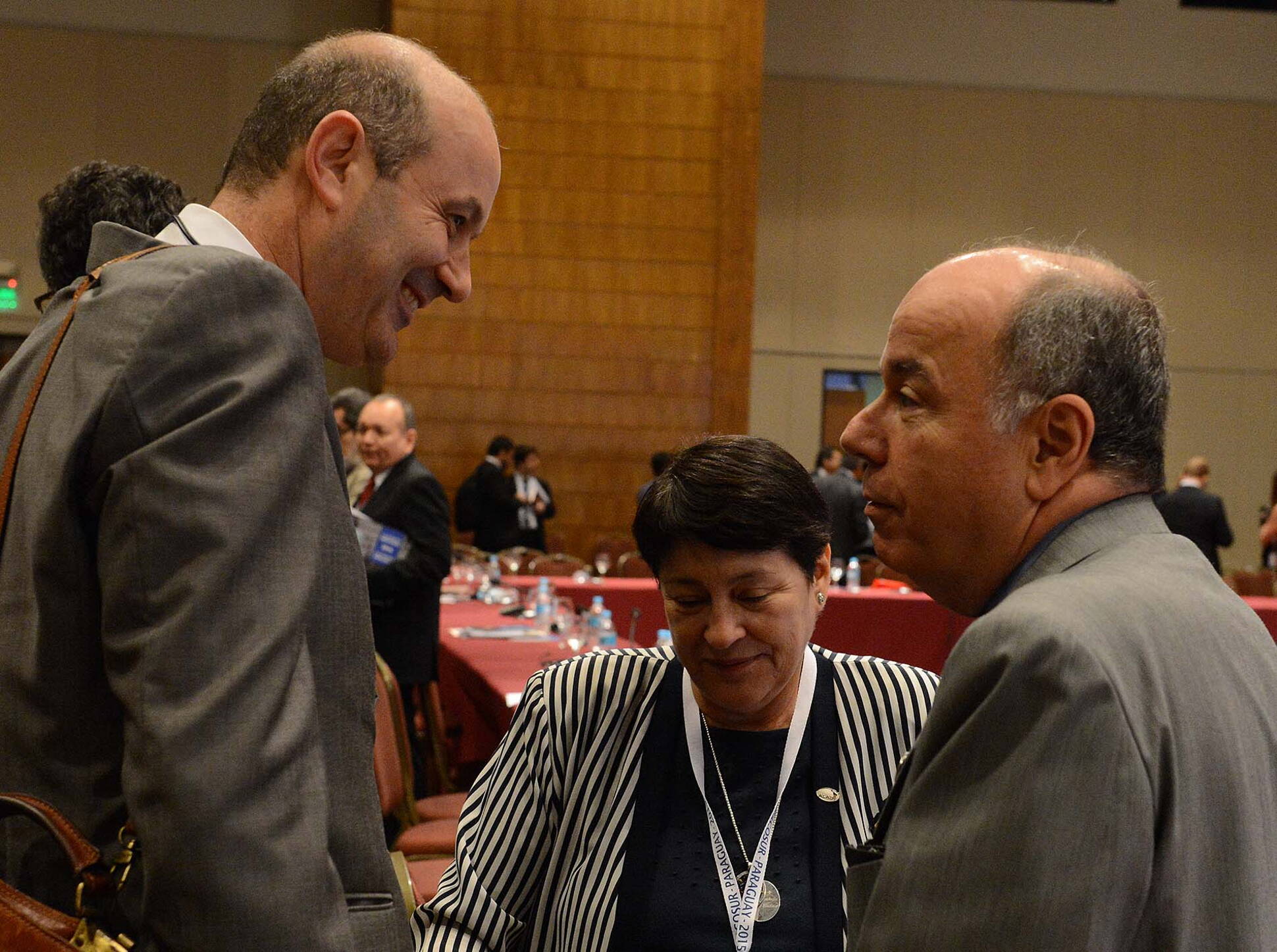 El presidente del Banco Central, Federico Sturzenegger, junto al canciller de Brasil, Mauro Vieira, en la reunión del Mercosur en Paraguay