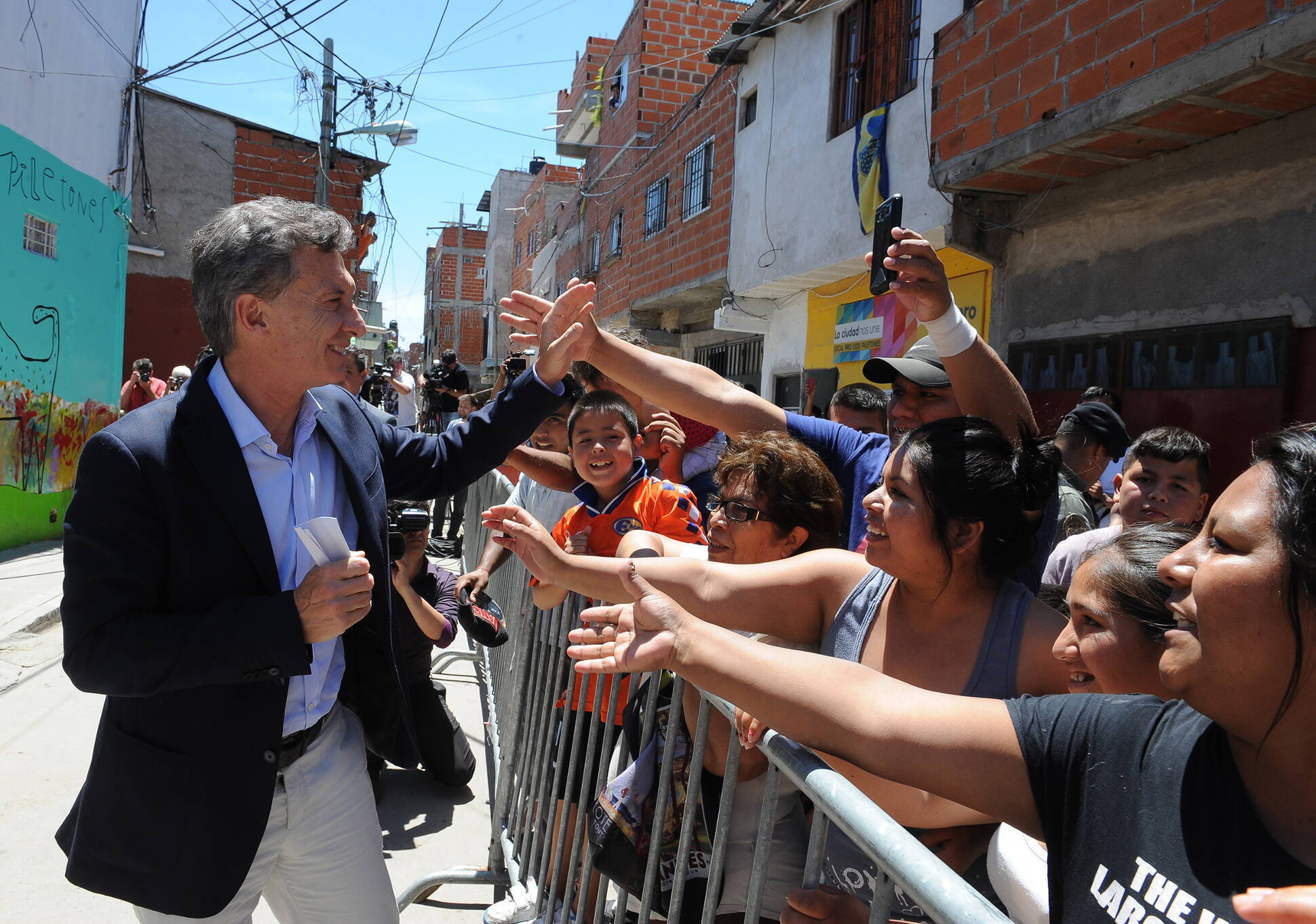 El presidente Macri junto a vecinos de Los Piletones