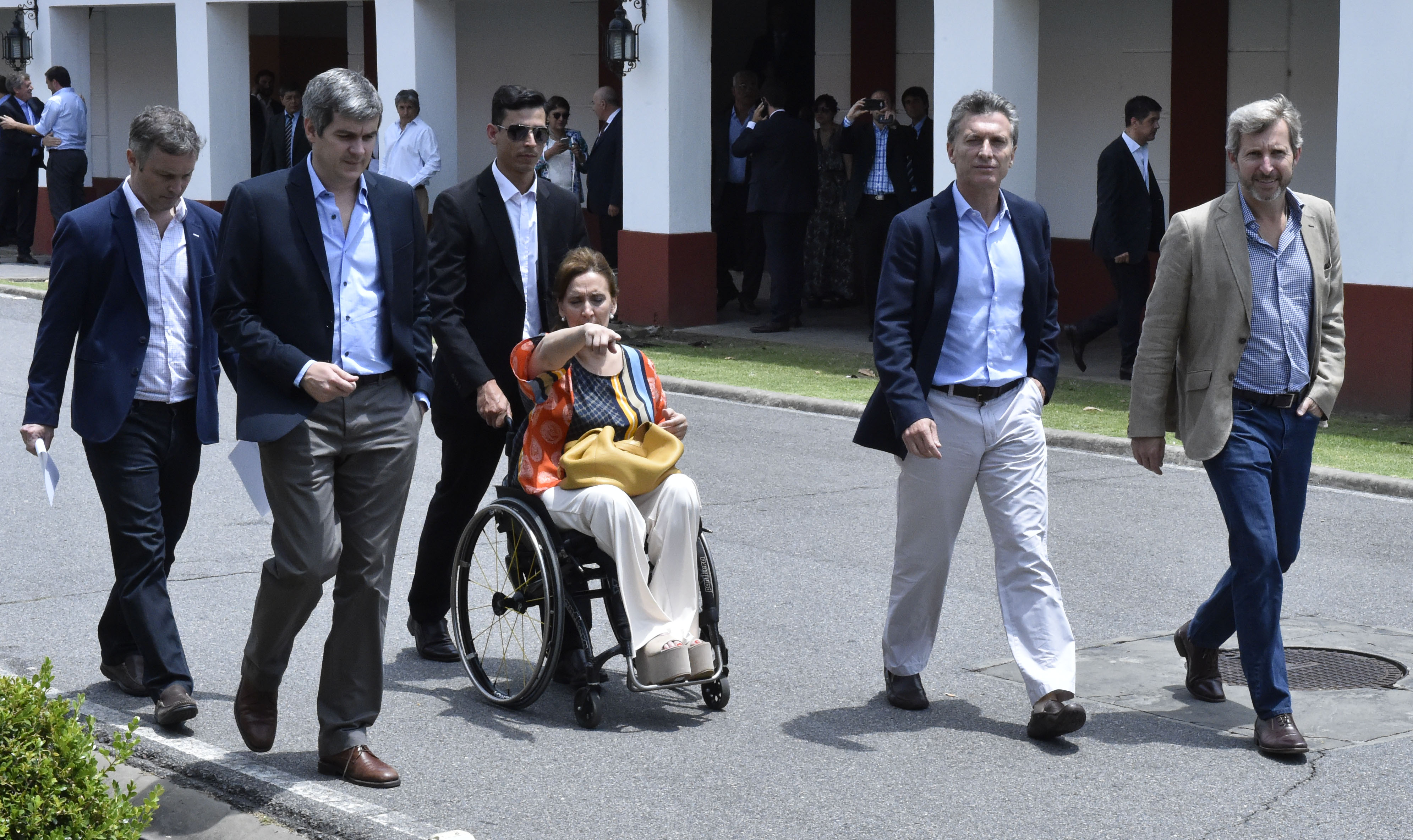 Mauricio Macri, junto a la vicepresidenta Michetti e integrantes del Gabinete, en Olivos
