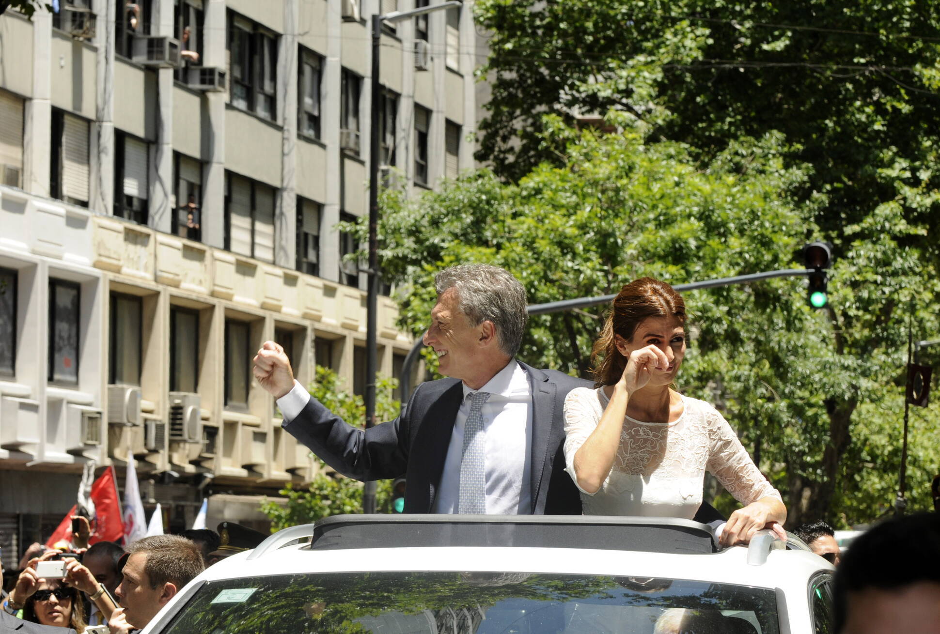 El presidente Mauricio Macri   junto a la primera dama se trasladan hacia la Casa Rosada para recibi