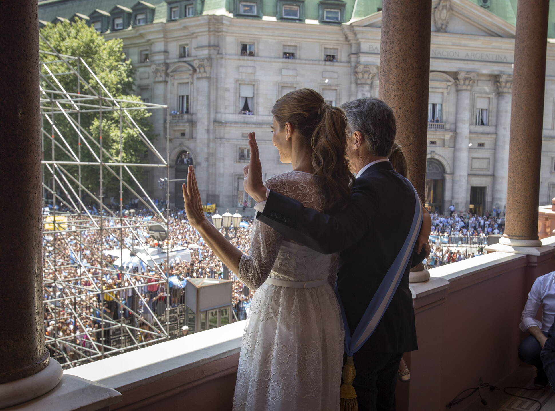 Mauricio Macri, su esposa Juliana Awada y su hija Antonia en el balcón de la Casa Rosada