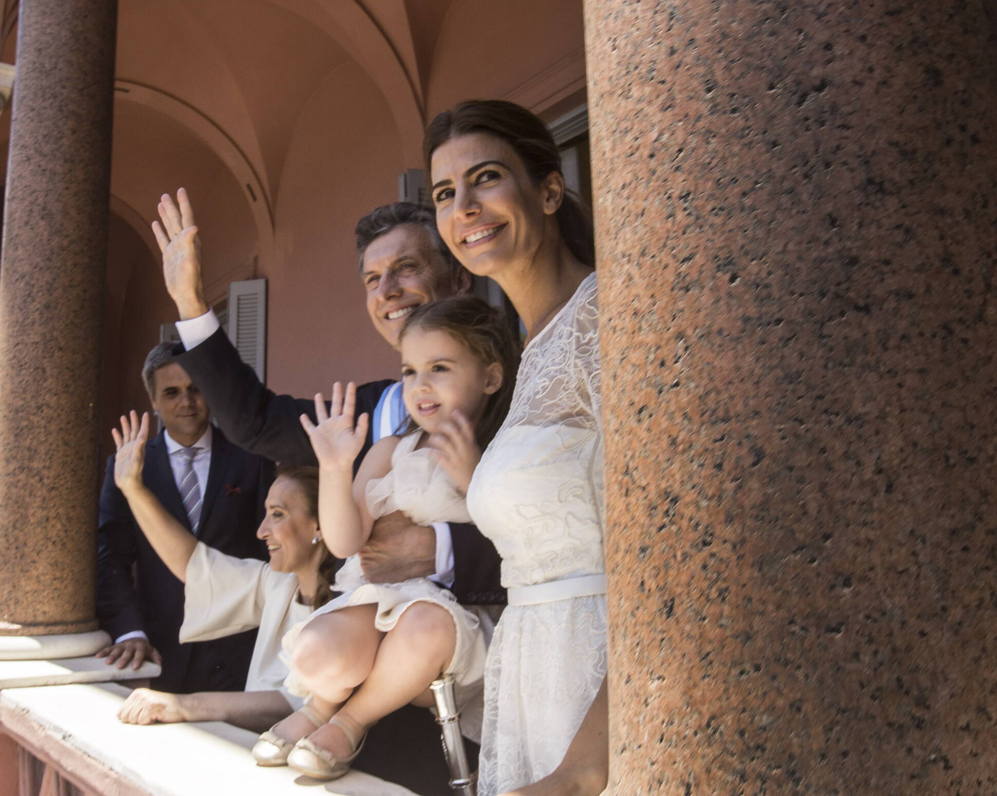 Mauricio Macri, su esposa, su y la vicepresidenta Michetti en el balcónhija