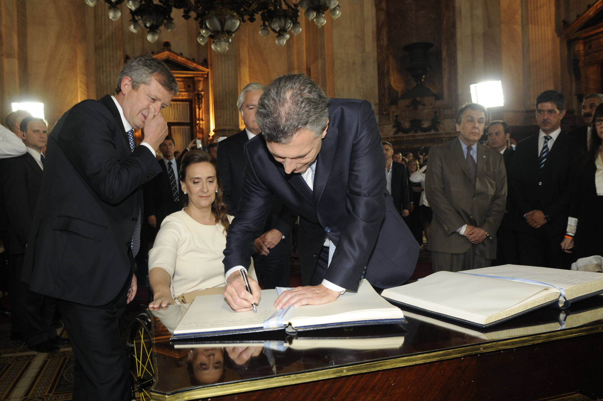 Mauricio Macri rubrica el acta tras la jura como Presidente