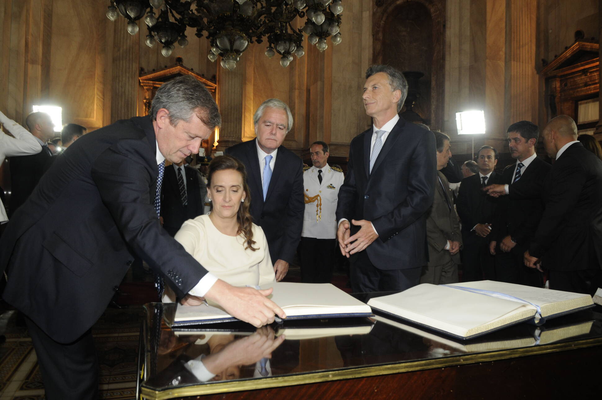 Gabriela Michetti rubrica el acto tras jurar como vicepresidenta