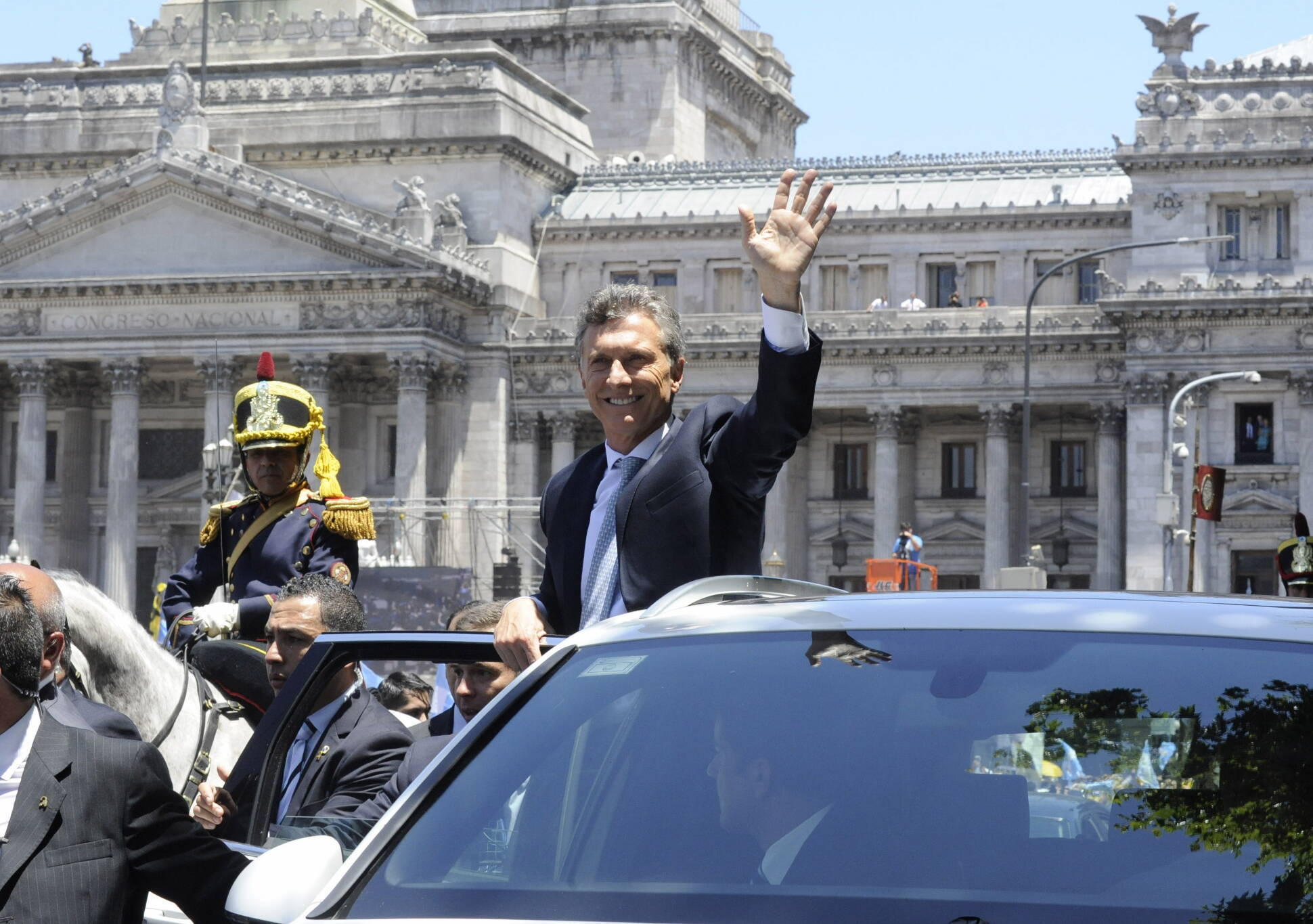 El presidente Mauricio Macri saluda al salir del Congresotejar 