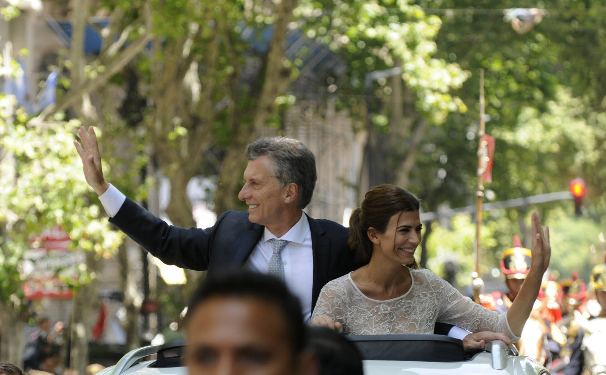 El Presidente y la primera dama saludan durante el trayecto a Casa Rosada.