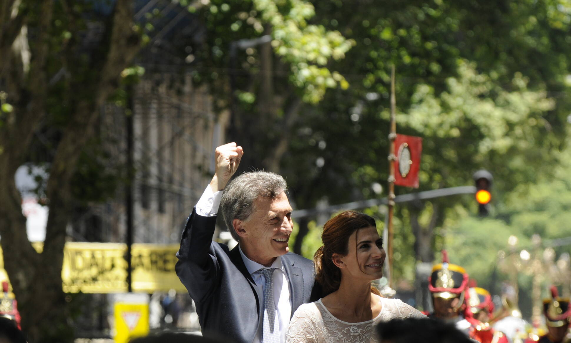 El Presidente y la primera dama saludan durante el trayecto a Casa Rosada.