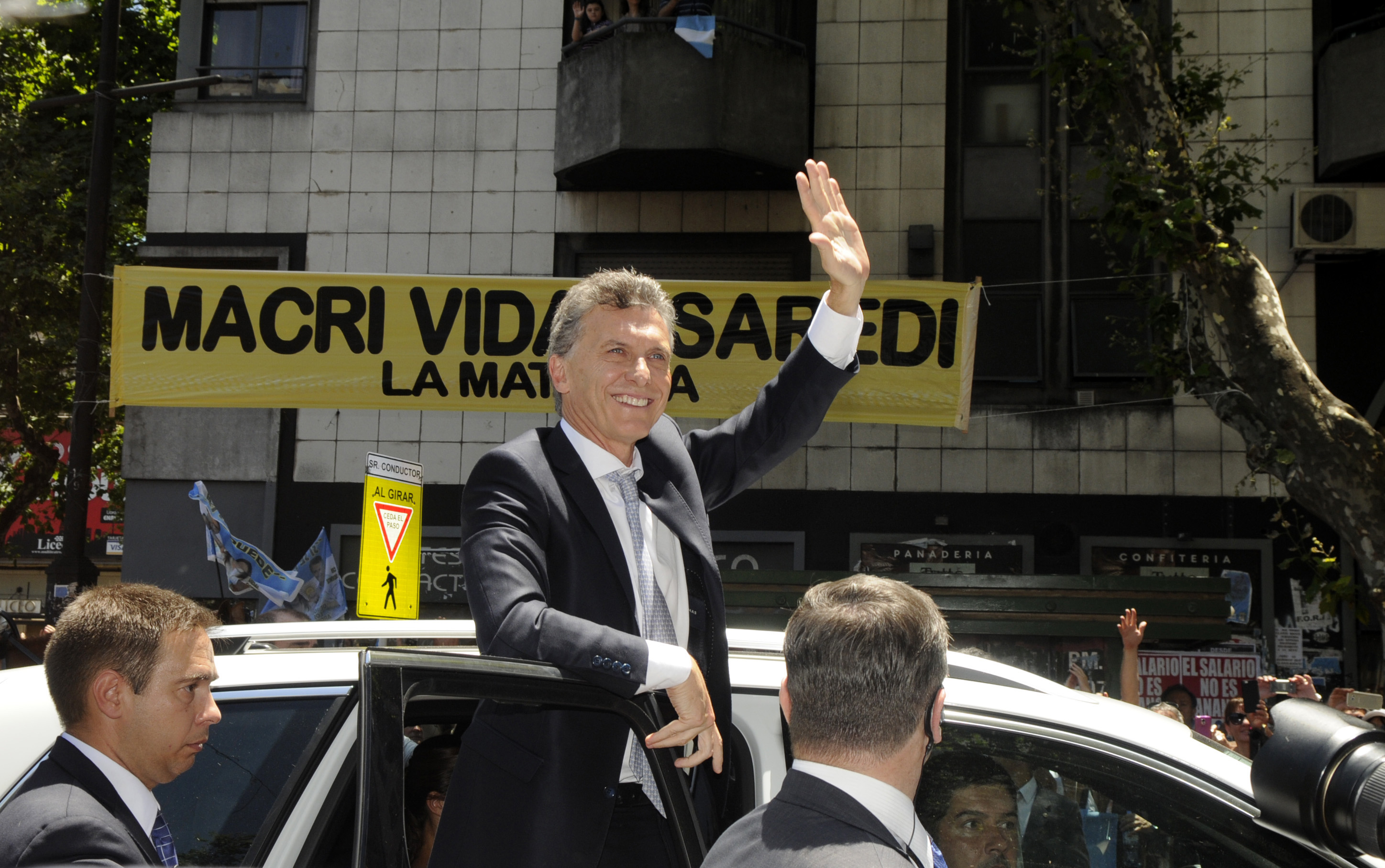 El presidente Mauricio Macri  saluda al salir del Congreso.