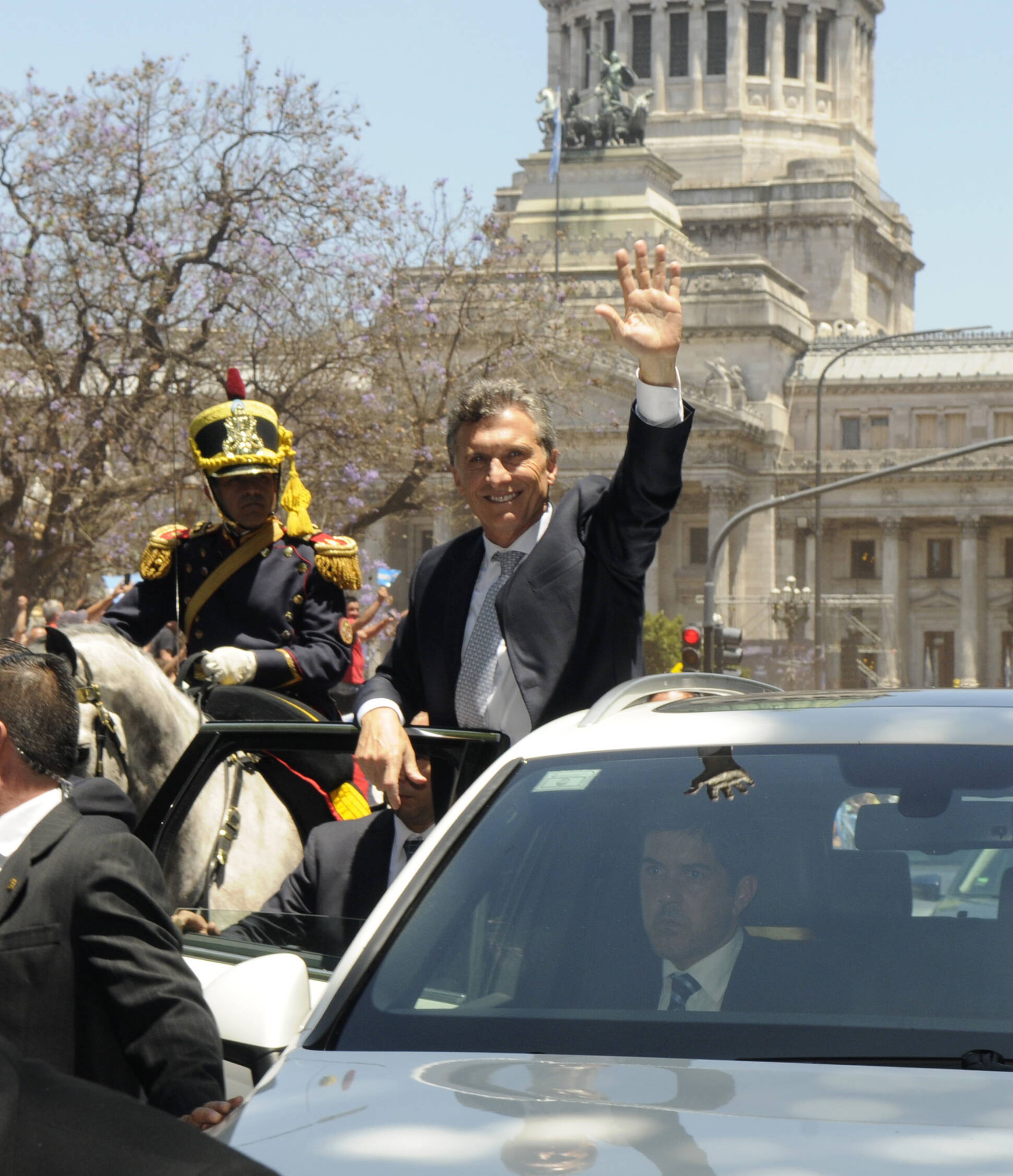 El presidente Mauricio Macri  saluda al salir del Congreso.