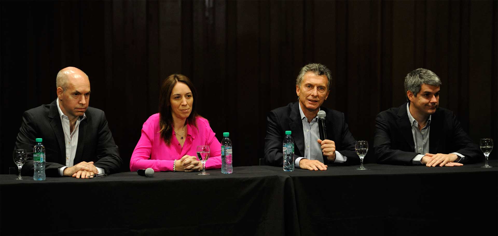 Mauricio Macri junto a la gobernadora electa por la provincia de Buenos Aires  y otros miembros del equipo de gobierno