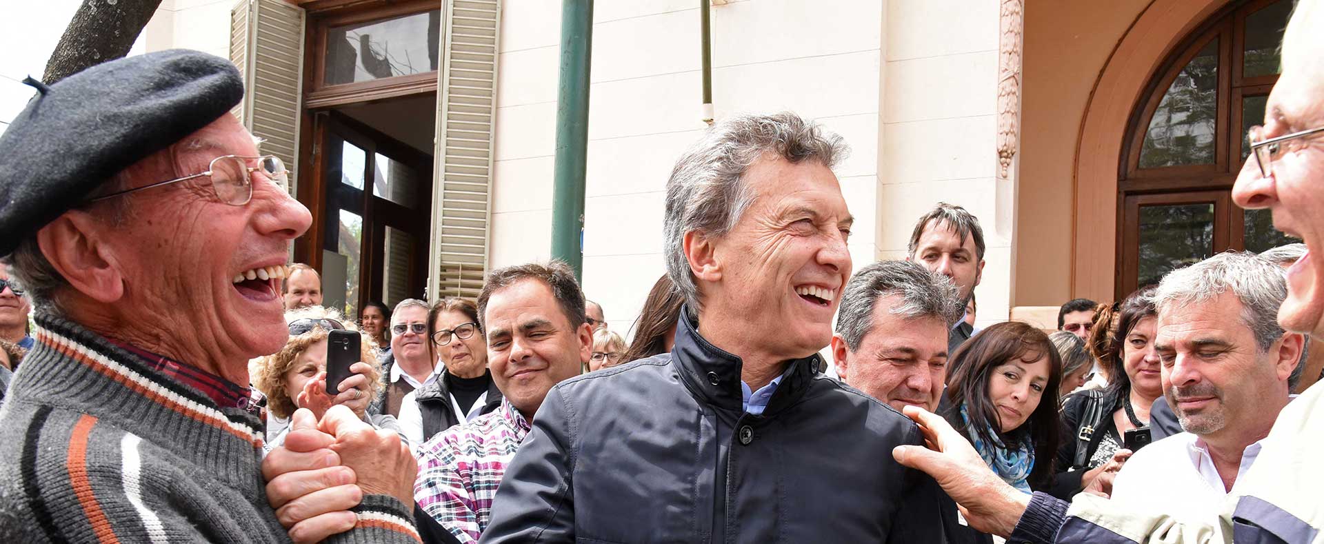 El presidente electo Mauricio Macri junto a los ciudadanos que se acercaron a saludarlo