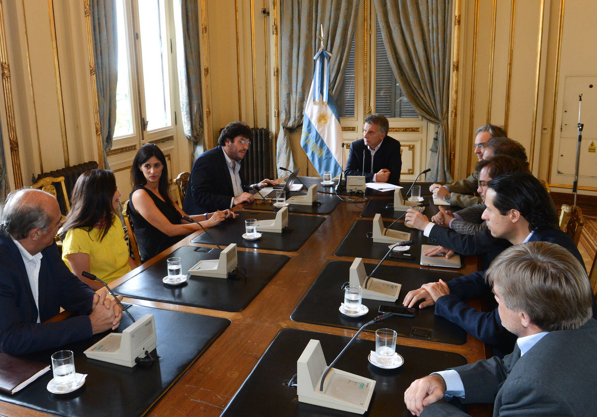 Mauricio Macri con Pablo Avelluto y su equipo