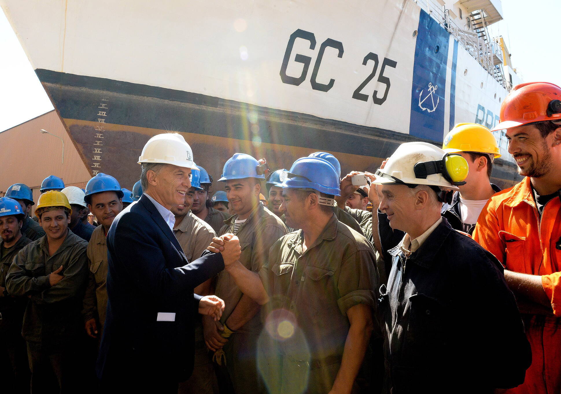 El Presidente recorrió el astillero de reparaciones navales Tandanor en el puerto de Buenos Aires.