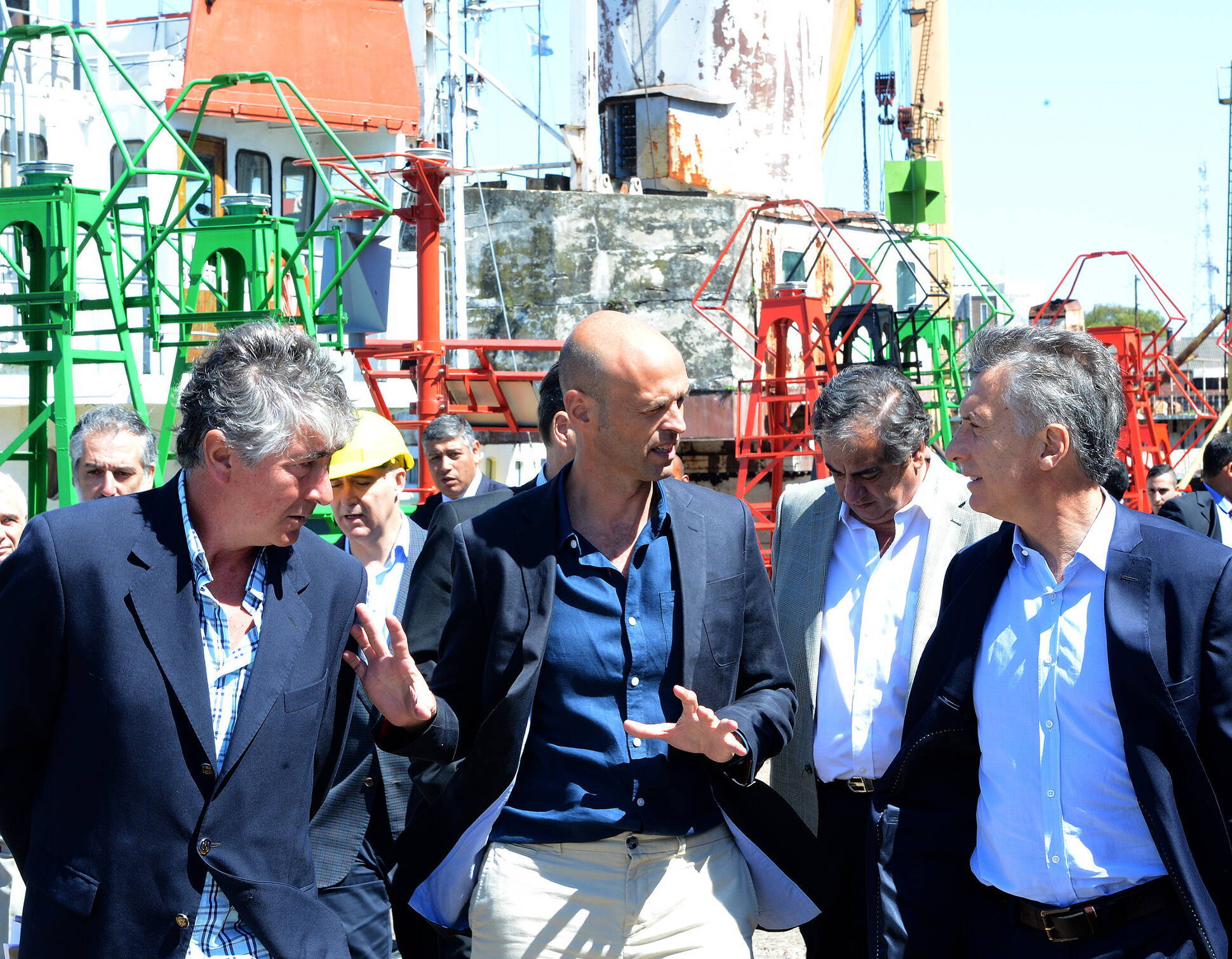 El Presidente recorrió el astillero de reparaciones navales Tandanor en el puerto de Buenos Aires.