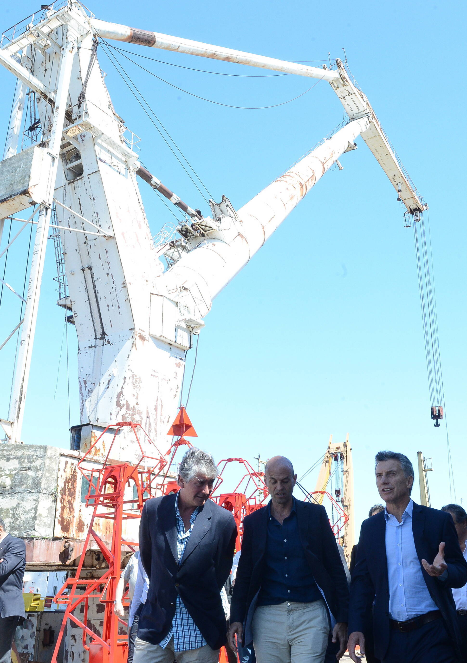 El Presidente recorrió el astillero de reparaciones navales Tandanor en el puerto de Buenos Aires.