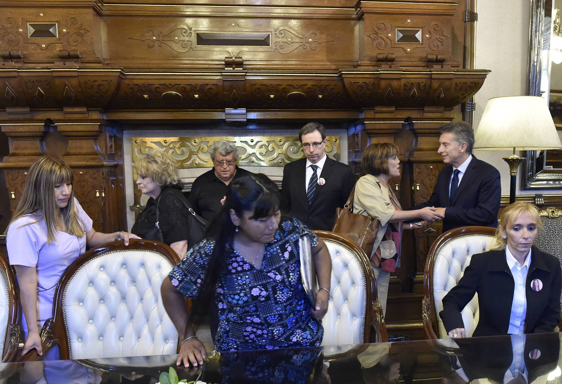 Mauricio Macri junto a familiares de víctimas de violencia de género en Casa de Gobierno